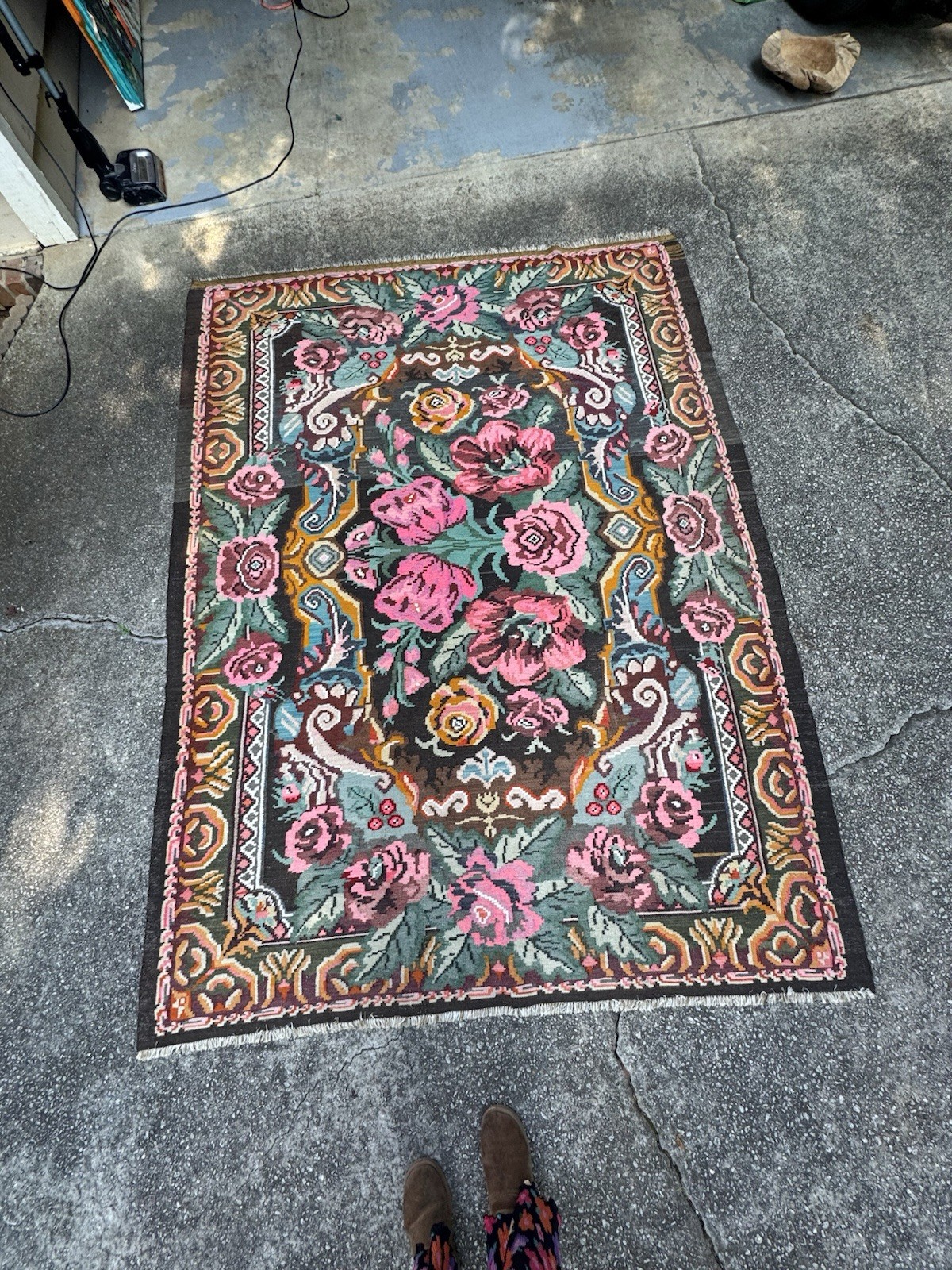 Vintage Handwoven Romanian/ Bessarabian Style Floral Wool Rug (77 X 104 Inches)