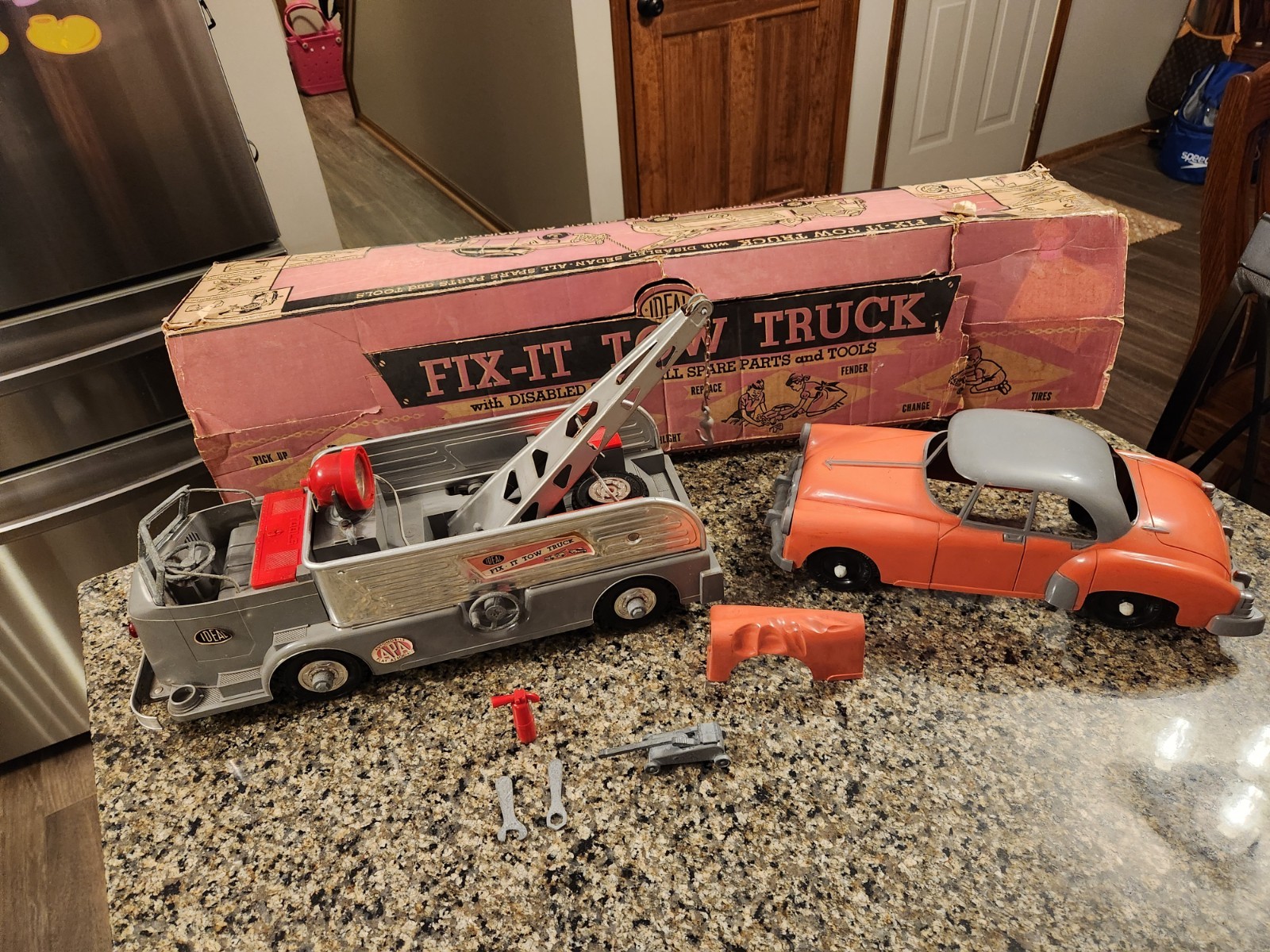 Vintage and Rare 1950\'S IDEAL TOY COMPANY FIX-IT TOW TRUCK WORKING with Box