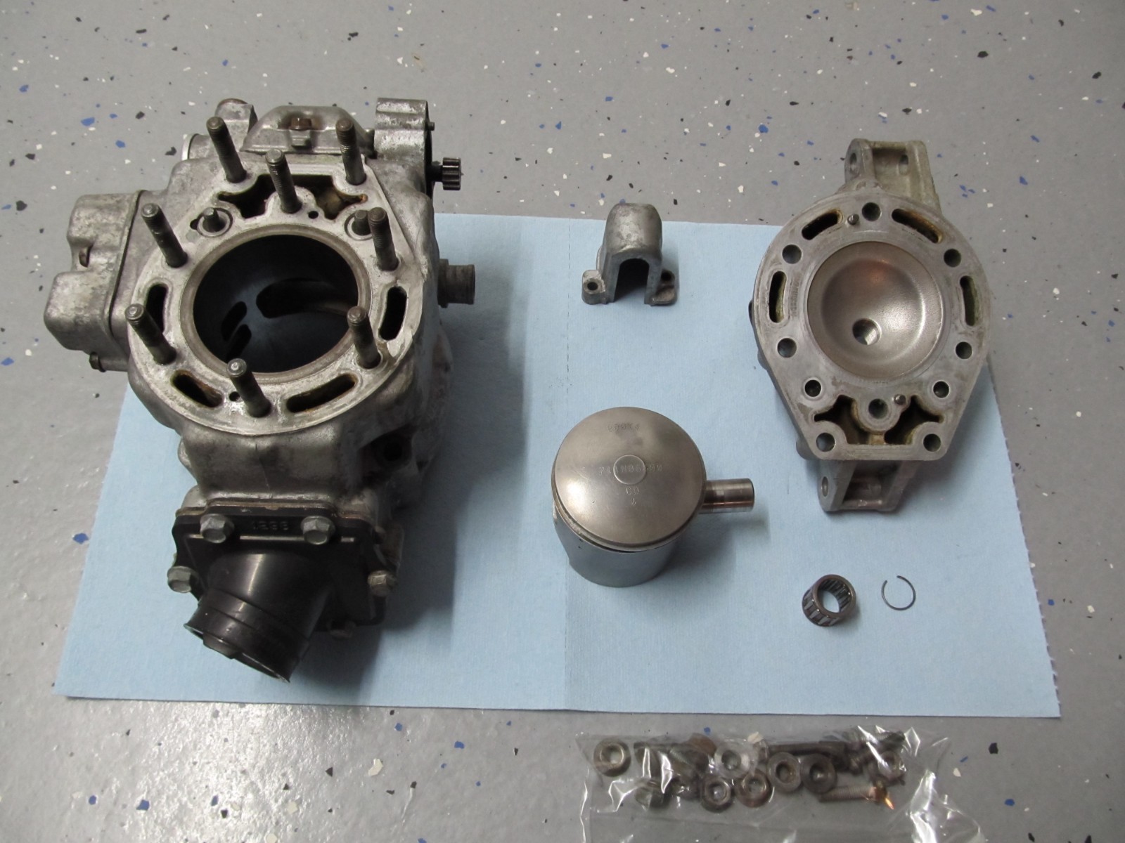 1995-2006 Kawasaki KDX 200 Cylinder Head Power Valves Piston 11005-1742 1995-2006 Kawasaki KDX 200 Cylinder Head Power Valves Piston 11005-1742