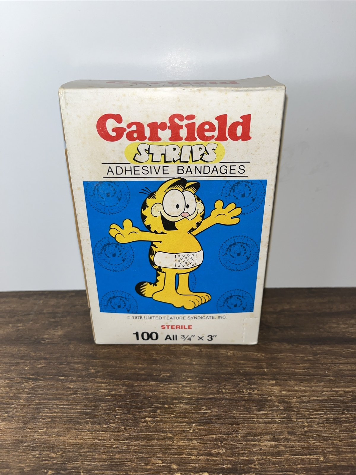 Vintage 1978 Garfield Strip Adhesive Bandages, Quantasia, 100 3/4x3- New Sealed Vintage 1978 Garfield Strip Adhesive Bandages, Quantasia, 100 3/4x3- New Sealed