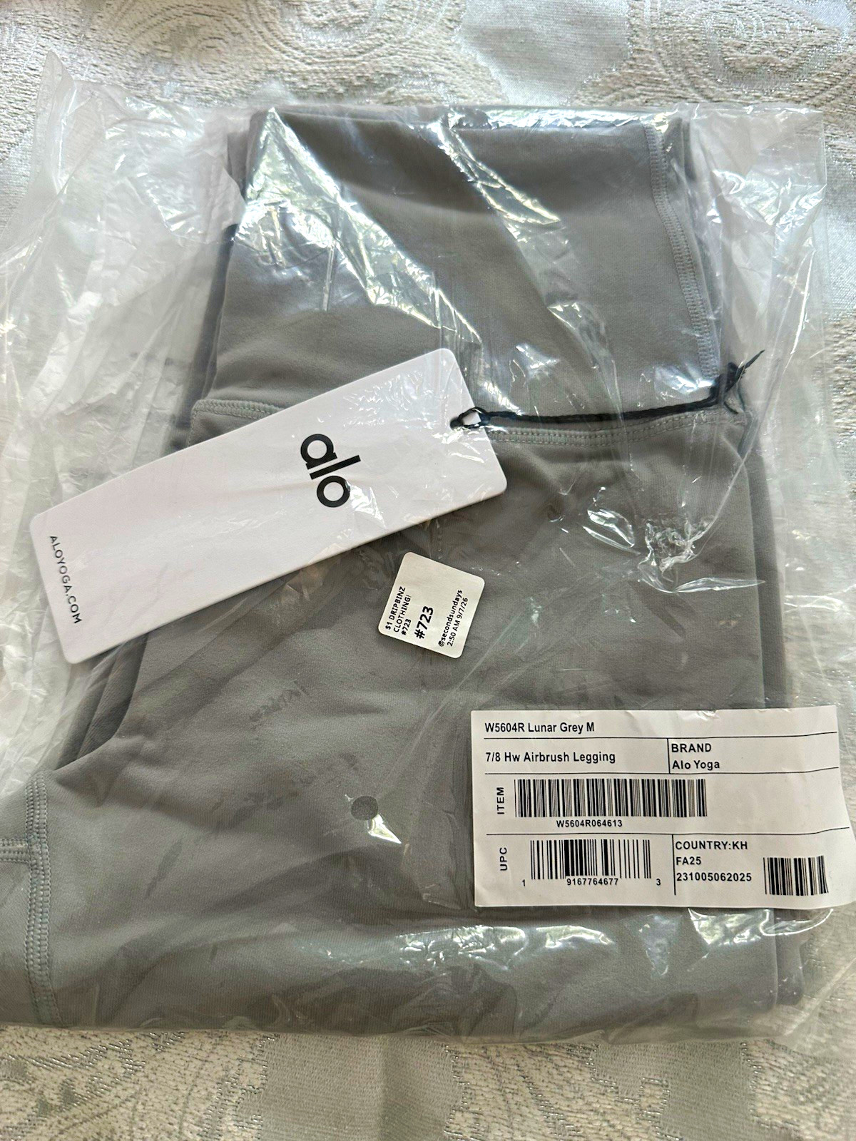 ALO NWT MED GRAY Airbrush 7/8 LEGGINGS High-Waist Ankle Leggings Lunar Gray M ALO NWT MED GRAY Airbrush 7/8 LEGGINGS High-Waist Ankle Leggings Lunar Gray M