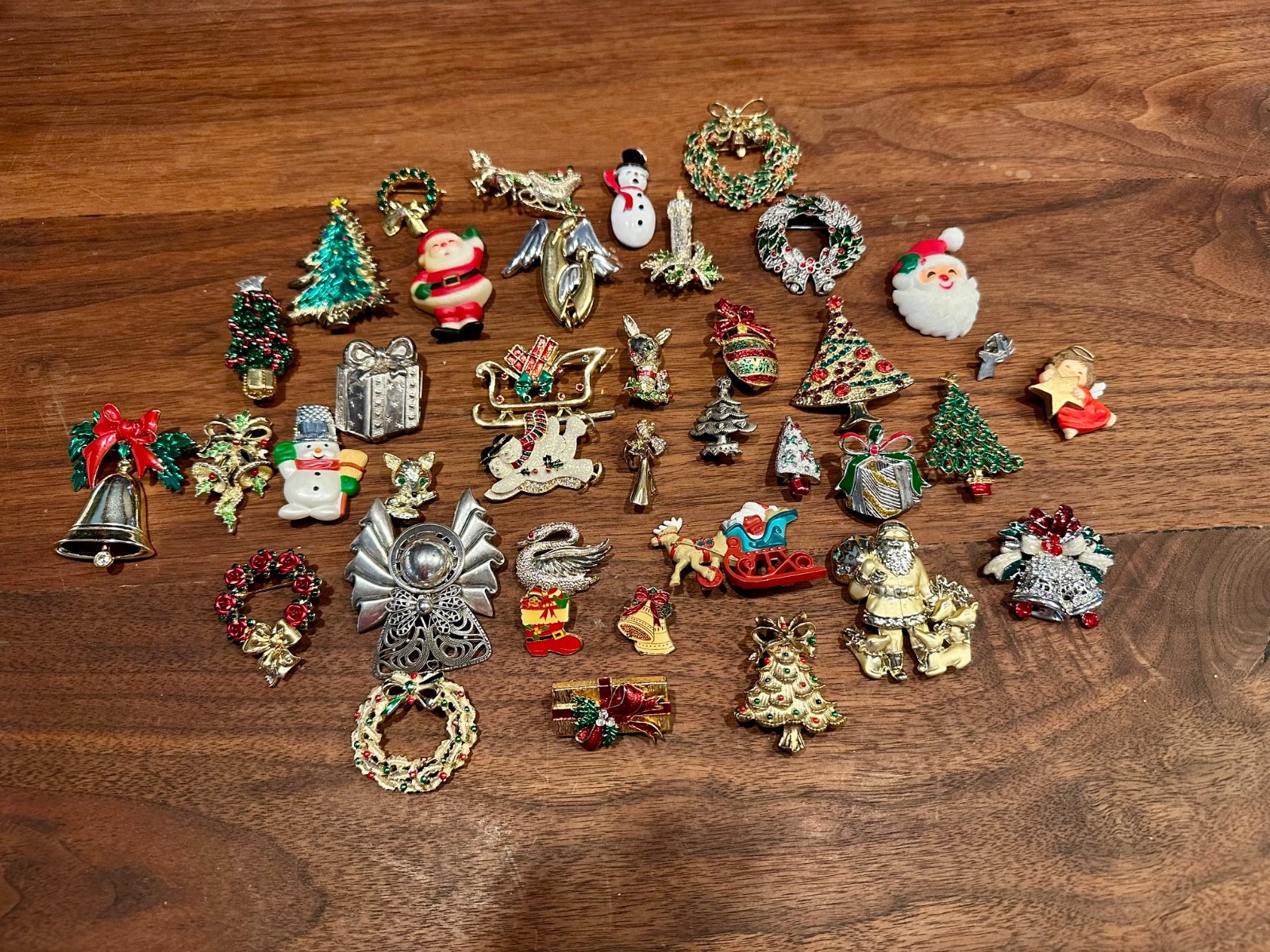 39 Vintage to now mixed CHRISTMAS Brooch, Pins Some Signed Lot 39 Vintage to now mixed CHRISTMAS Brooch, Pins Some Signed Lot