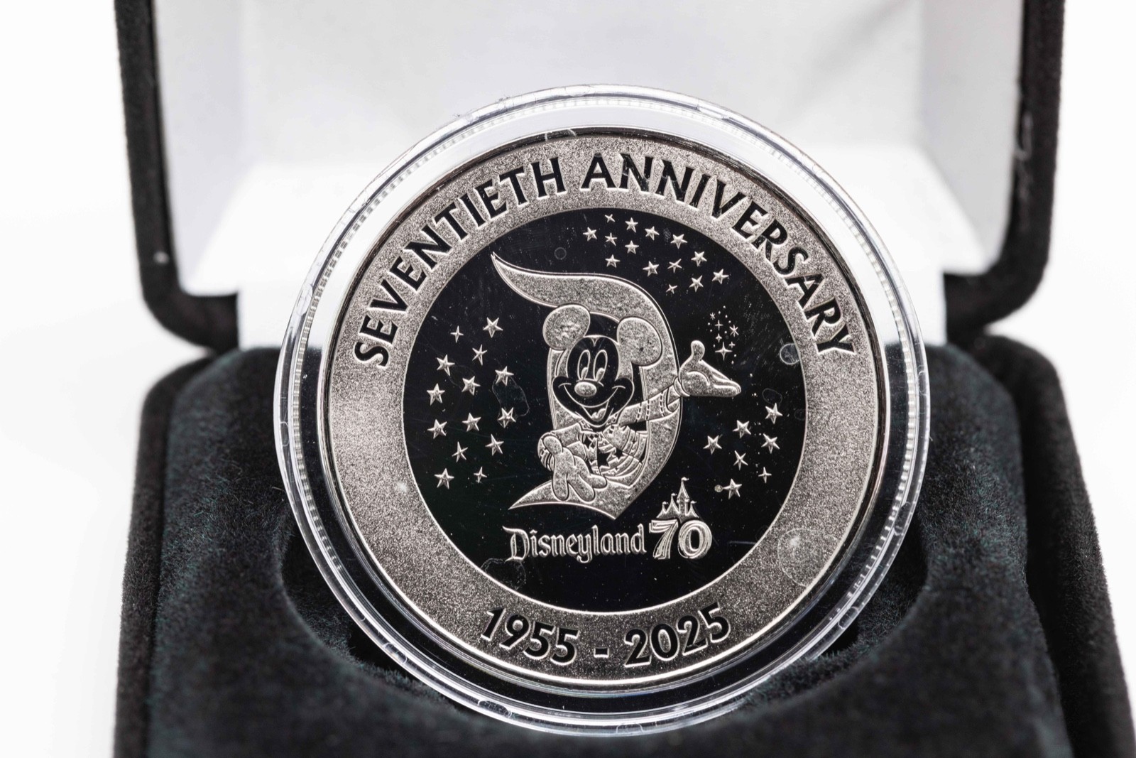 Disneyland 70th Anniversary Limited Edition Platinum Plated Coin #0675/1,350 Disneyland 70th Anniversary Limited Edition Platinum Plated Coin #0675/1,350
