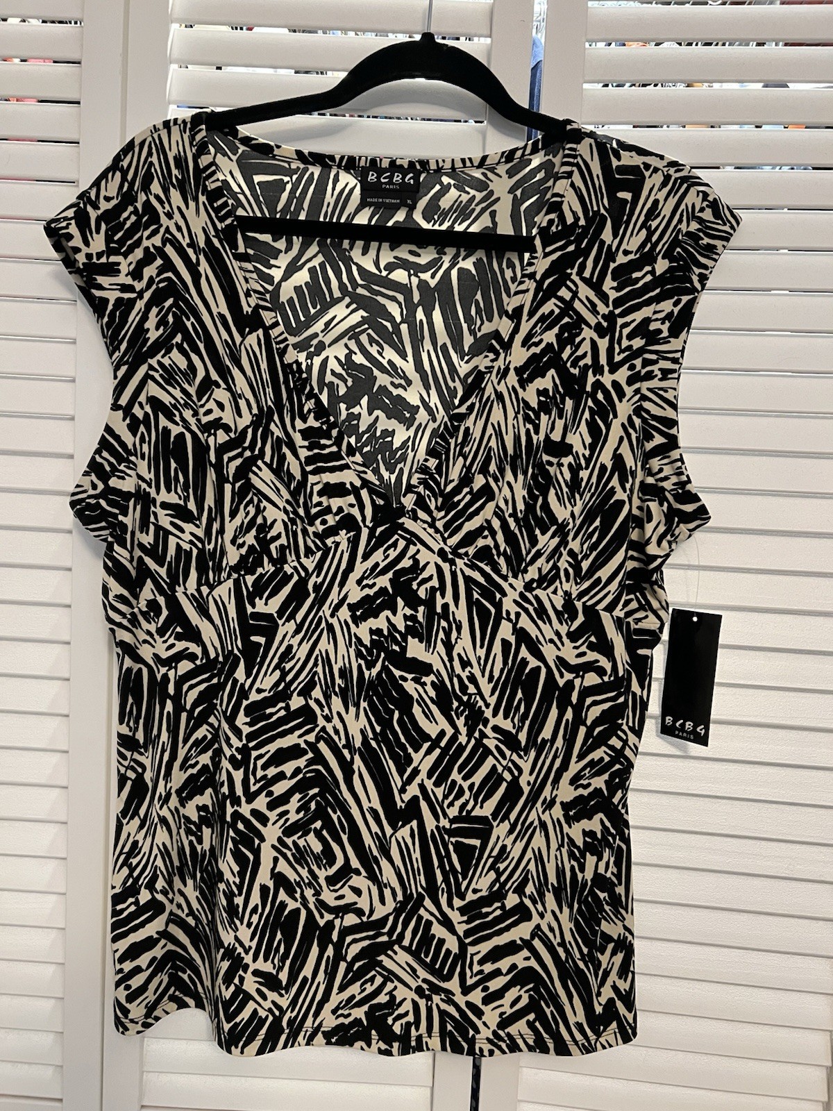 BCBG Paris Women\'s V-Neck Sleeveless Blouse Top Size XL