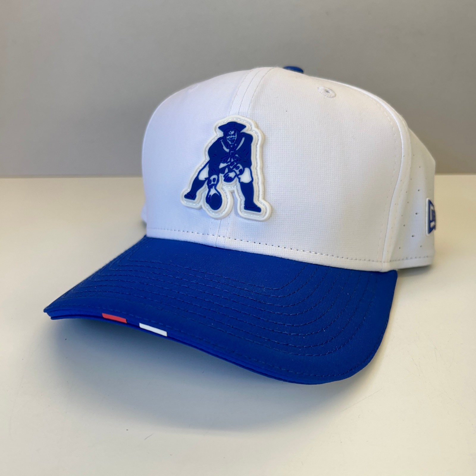 New England Patriots Snapback Hat New Era 9SEVENTY White Throwback NWOT New England Patriots Snapback Hat New Era 9SEVENTY White Throwback NWOT