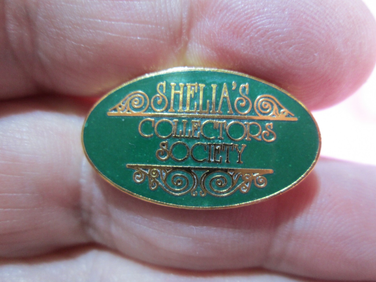 VTG Sheila’s Collectors Society Lapel Pin - Gold Tone & Green Enameled - / 2K VTG Sheila’s Collectors Society Lapel Pin - Gold Tone & Green Enameled - / 2K