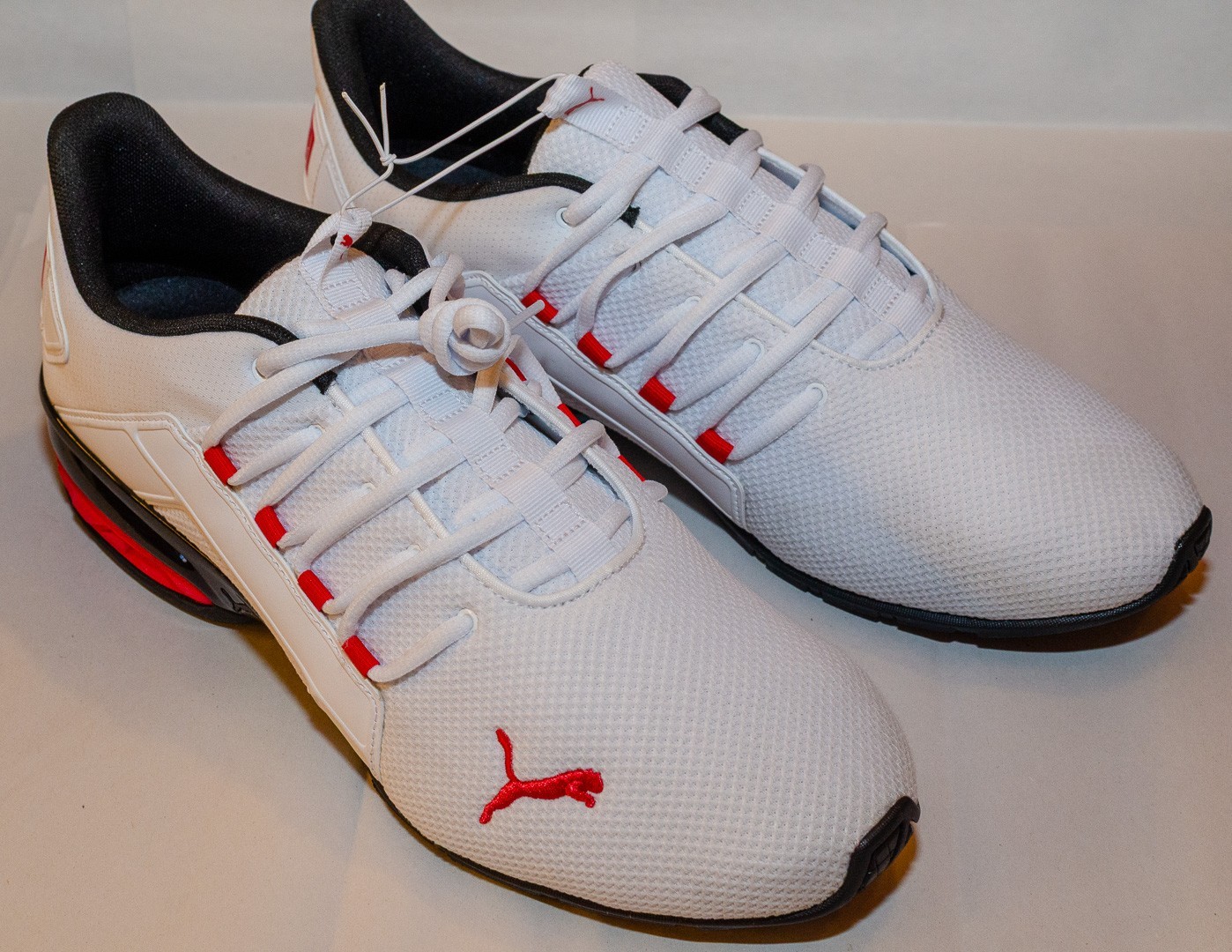 PUMA Axelion Men\'s Size 12 White Black Red Sneakers 310739-01