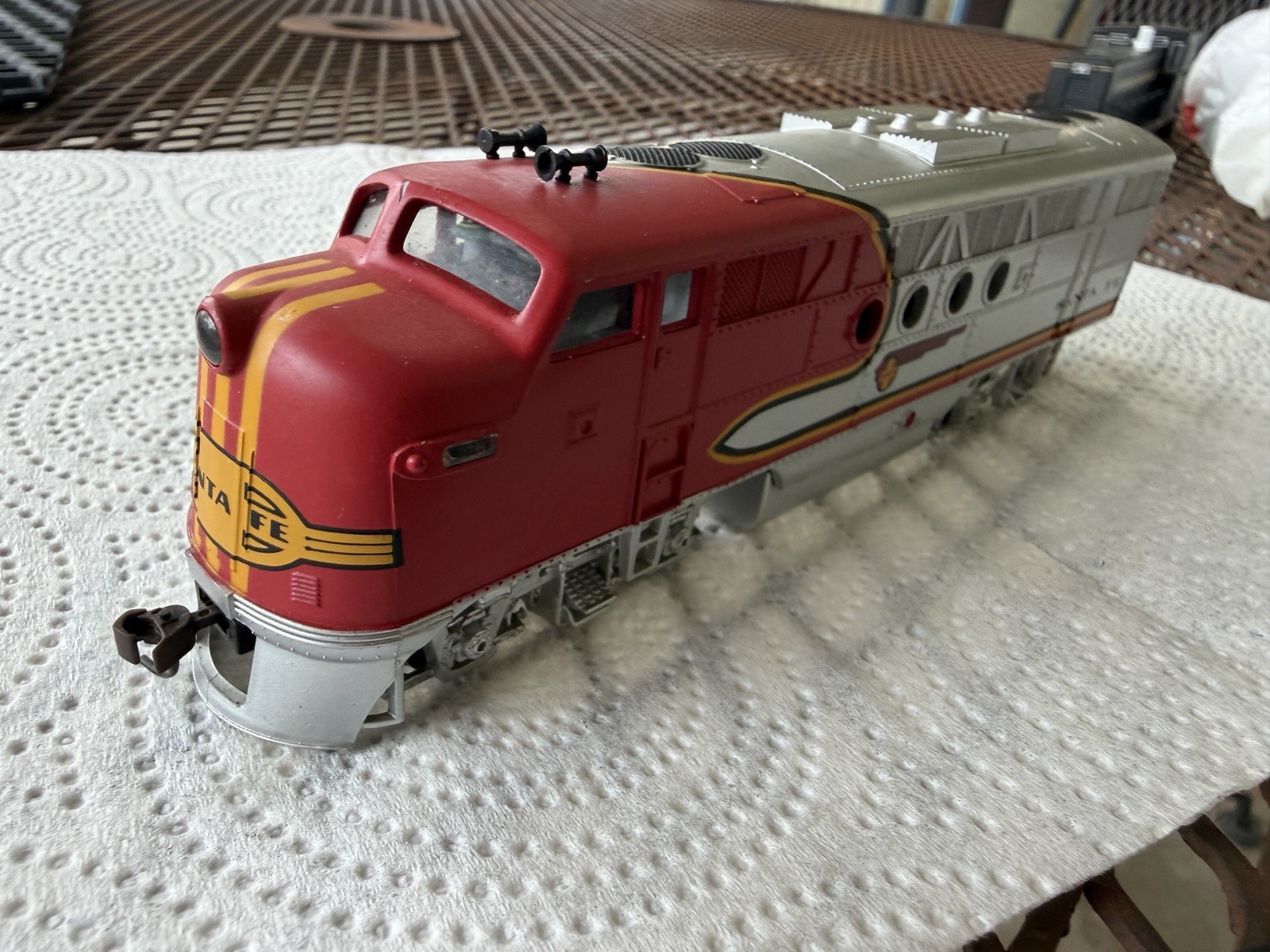 O Guage Lionel Santa Fe F3 Powered Diesel Locomotive 2343 - Working O Guage Lionel Santa Fe F3 Powered Diesel Locomotive 2343 - Working