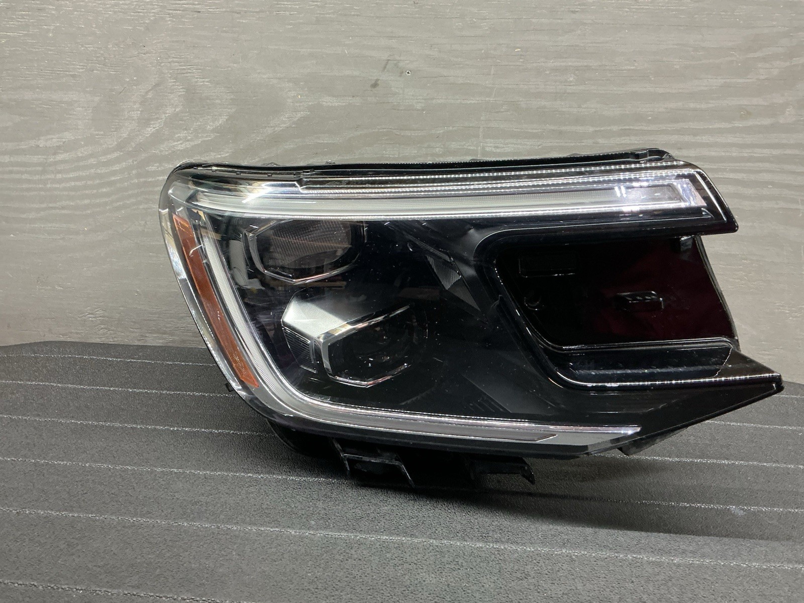 2024-2025 Volkswagen Atlas Headlight RH OEM