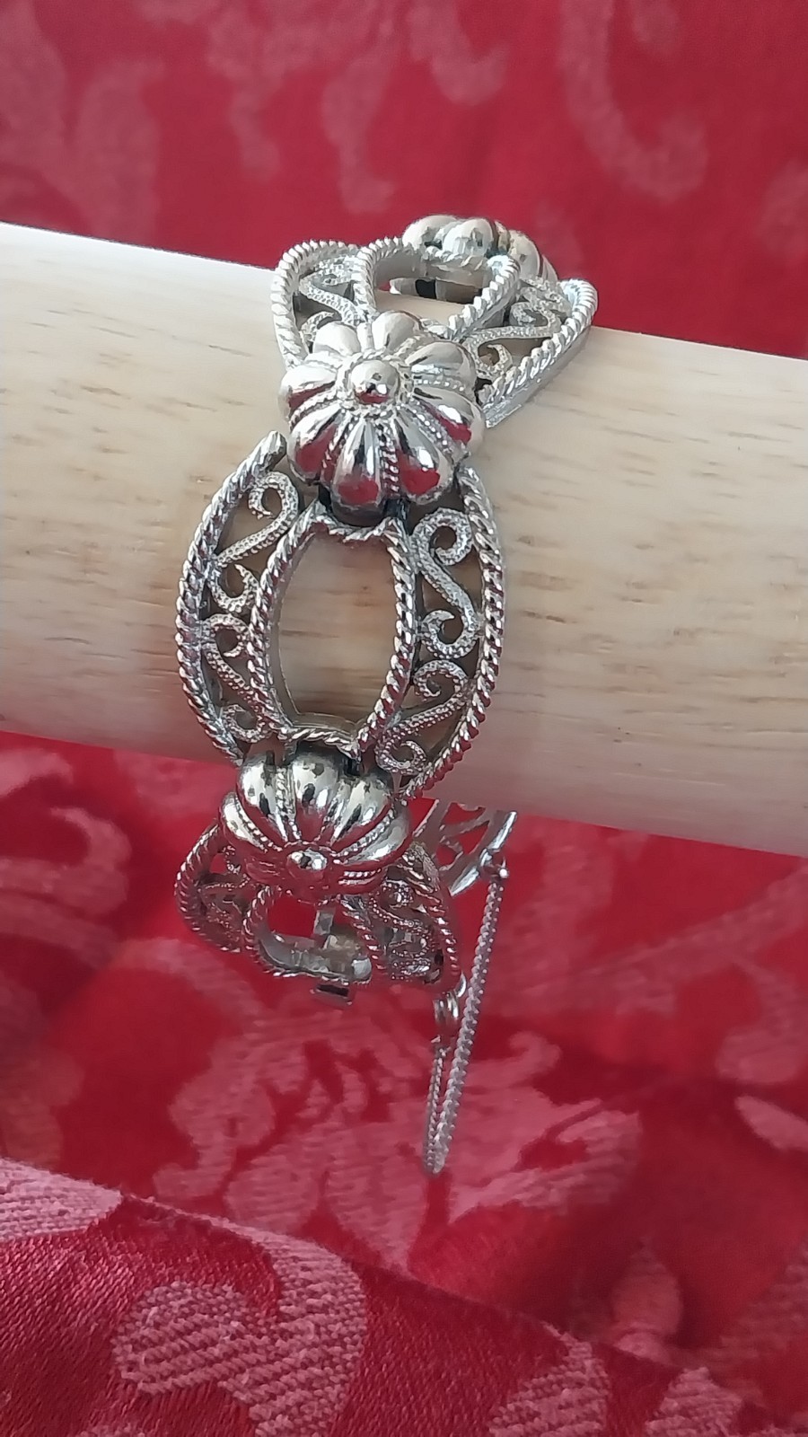 Vintage 1950s–1960s Crown Trifari Signed Bracelet © Mid-Century Costume Jewelry Vintage 1950s–1960s Crown Trifari Signed Bracelet © Mid-Century Costume Jewelry