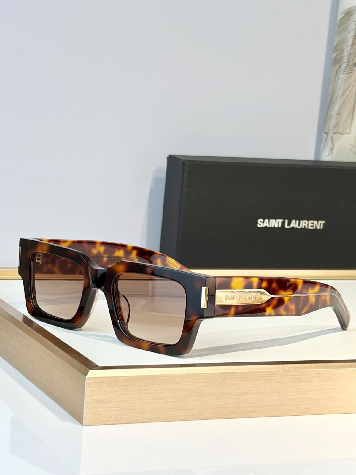 Saint Laurent SL572 Statement Boxy Sunglasses Gradient Tint Lens Street Style Saint Laurent SL572 Statement Boxy Sunglasses Gradient Tint Lens Street Style