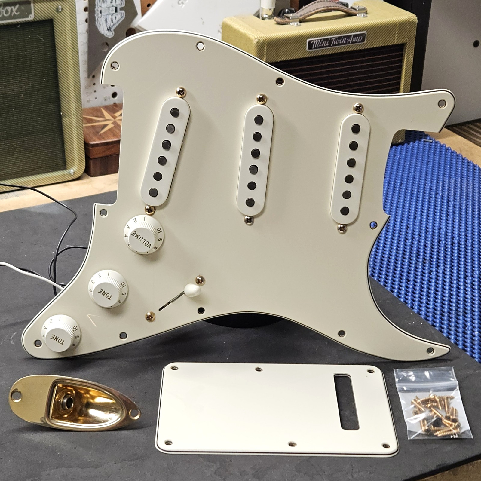 2014 60th Anniversary Fender USA Strat Loaded Pickguard Custom Shop \'54 Pickups 2014 60th Anniversary Fender USA Strat Loaded Pickguard Custom Shop \'54 Pickups