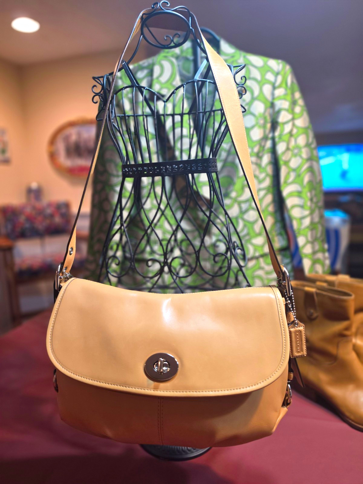Vintage Coach Legacy Smooth Leather Flap Turnlock Camel Tan Silver F15170 Vintage Coach Legacy Smooth Leather Flap Turnlock Camel Tan Silver F15170