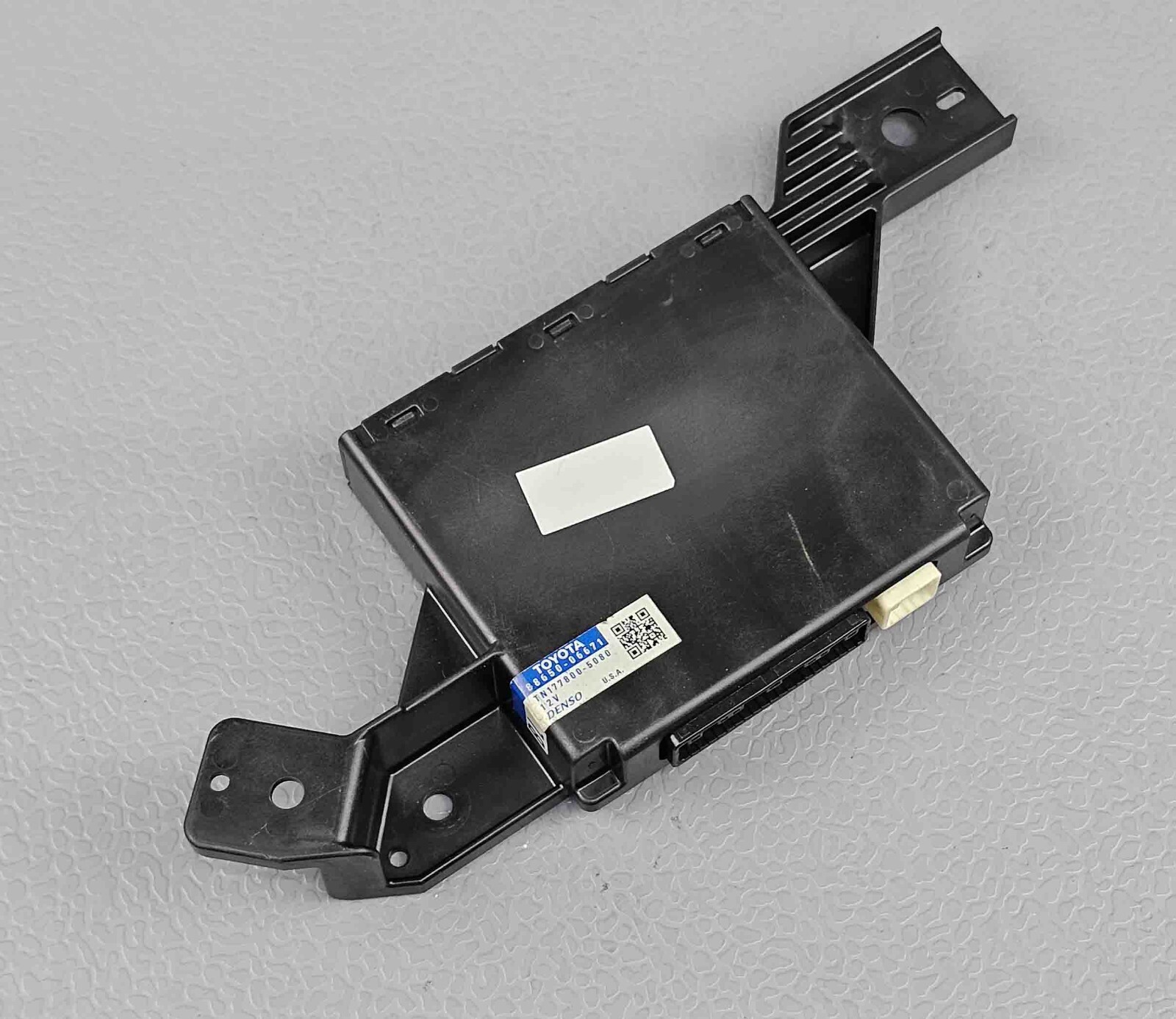 2015-2017 Toyota Camry A/C Temperature Amplifier Control Module OEM 88650-06671 2015-2017 Toyota Camry A/C Temperature Amplifier Control Module OEM 88650-06671