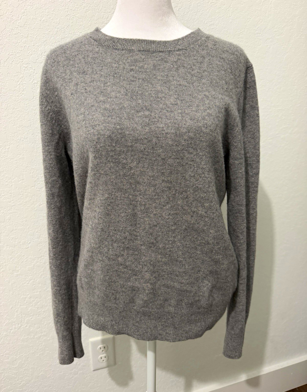 Quince Women’s 100% Cashmere Gray Crew Neck Long Sleeve Knit Sweater M Quince Women’s 100% Cashmere Gray Crew Neck Long Sleeve Knit Sweater M