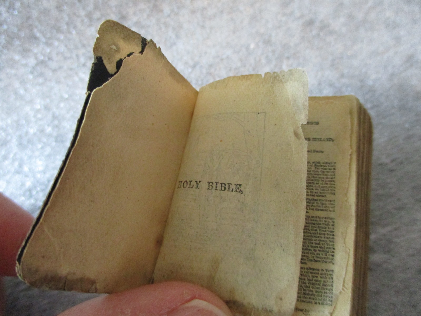 ANTIQUE MINIATURE HOLY BIBLE  - GLASGOW: THE UNIVERSITY PRESS - 1.25\