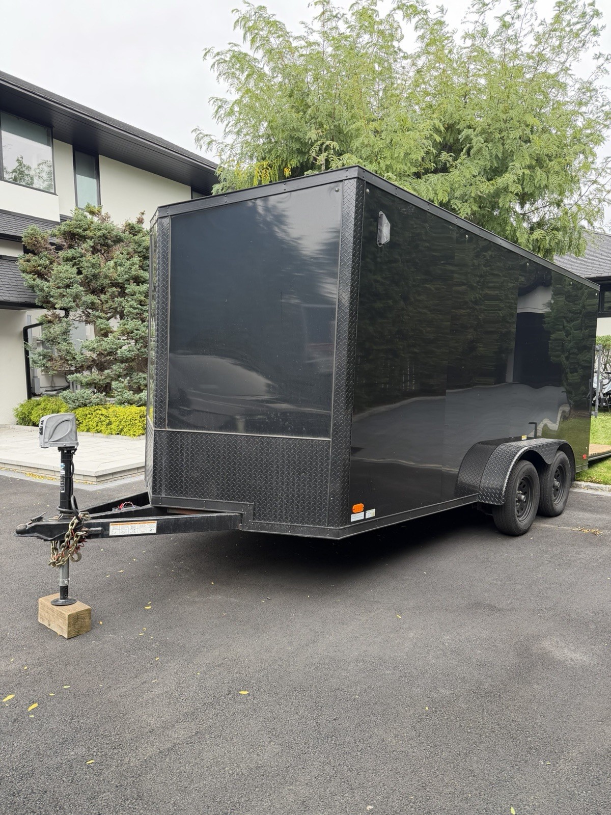 7 × 16 enclosed trailer 7 × 16 enclosed trailer