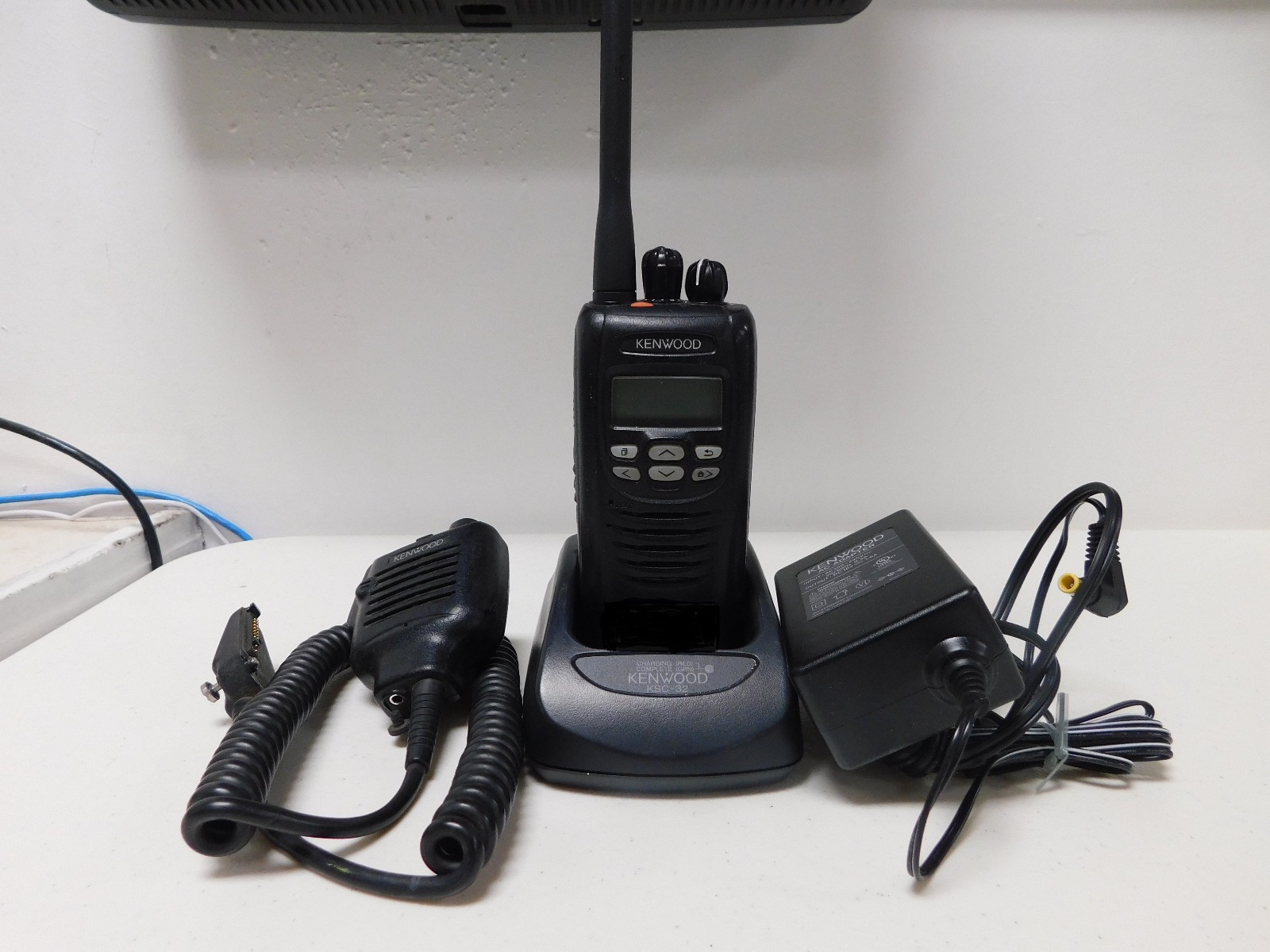 Kenwood TK-5220-K VHF 136-174mhz P25 Digital Portable radio MDC 2Tone AES/DES