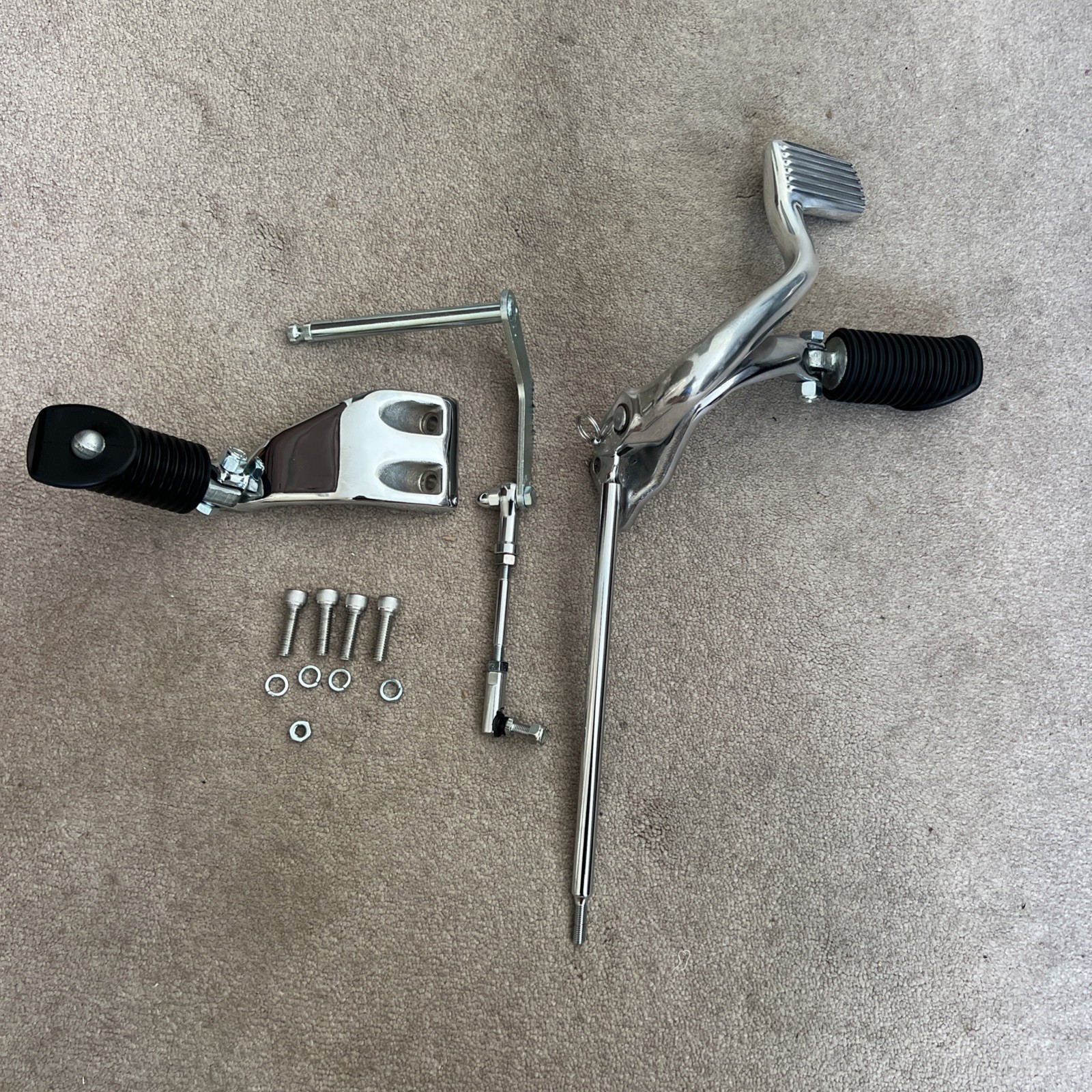 1991 - 2005 HARLEY DAVIDSON DYNA OEM CHROME MID CONTROLS WITH MOUNTING HARDWARE 1991 - 2005 HARLEY DAVIDSON DYNA OEM CHROME MID CONTROLS WITH MOUNTING HARDWARE