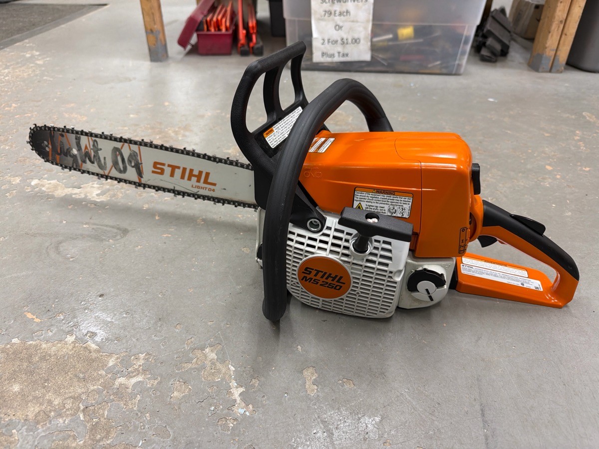 STIHL MS250 45.4CC Gas-Powered Chainsaw w/Light 04 18” Guide Bar (WBP019924)