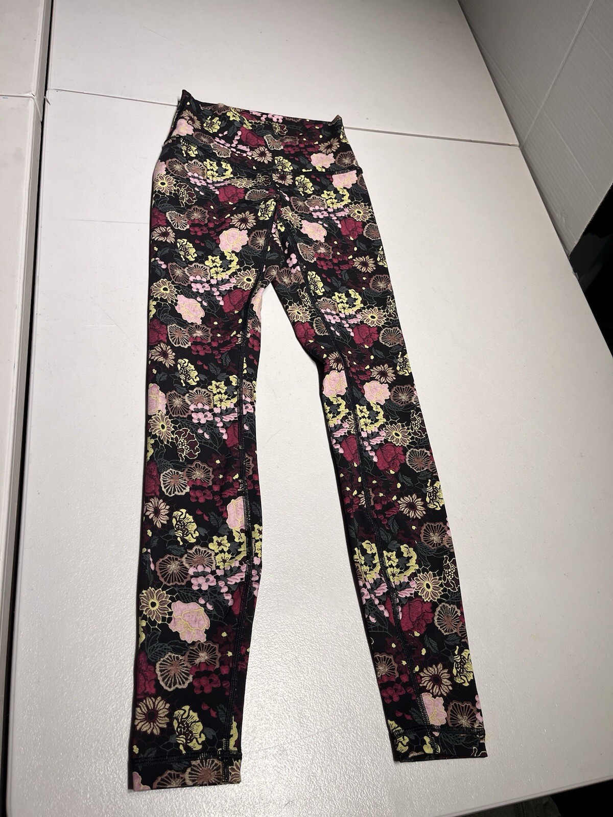Lululemon Leggings Women\'s 2 Wunder Under Fluorolace Multi Yoga Pants 27” Inseam Lululemon Leggings Women\'s 2 Wunder Under Fluorolace Multi Yoga Pants 27” Inseam