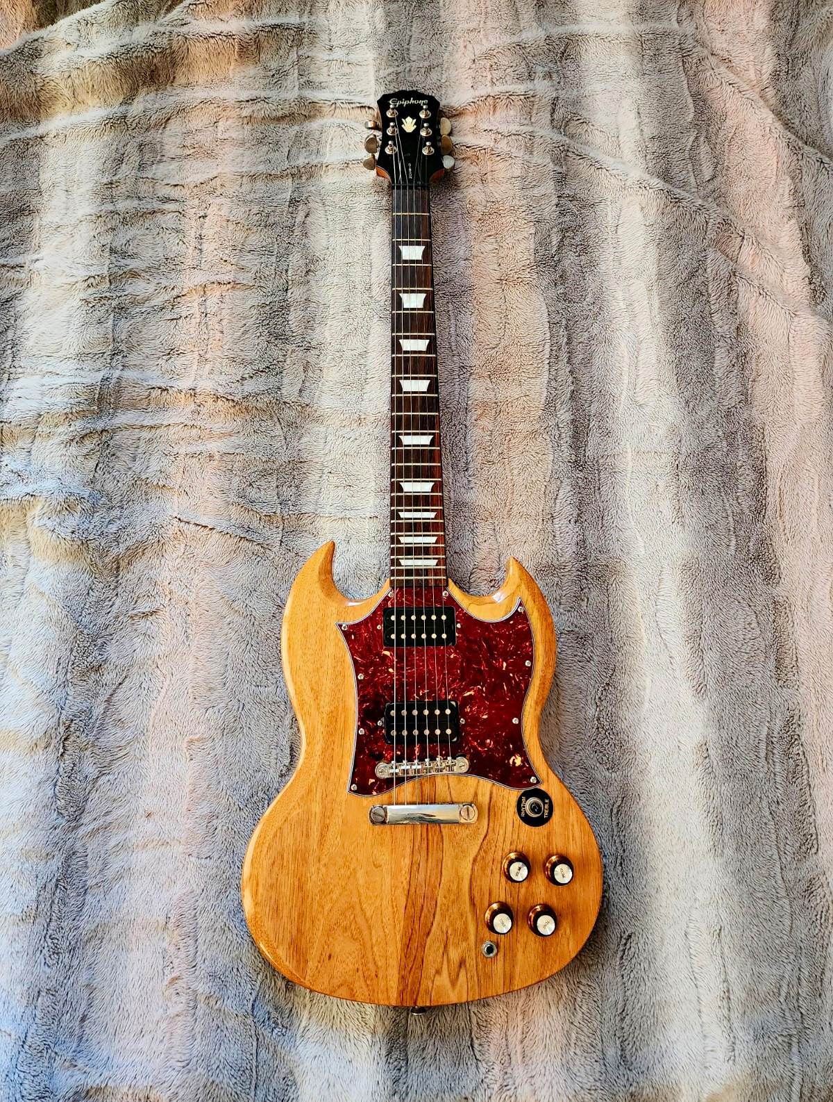 RARE WALNUT EPIPHONE SG 2009 CUSTOM SHOP LIMITED EDITION UNIQUE ELECTRIC GUITAR RARE WALNUT EPIPHONE SG 2009 CUSTOM SHOP LIMITED EDITION UNIQUE ELECTRIC GUITAR