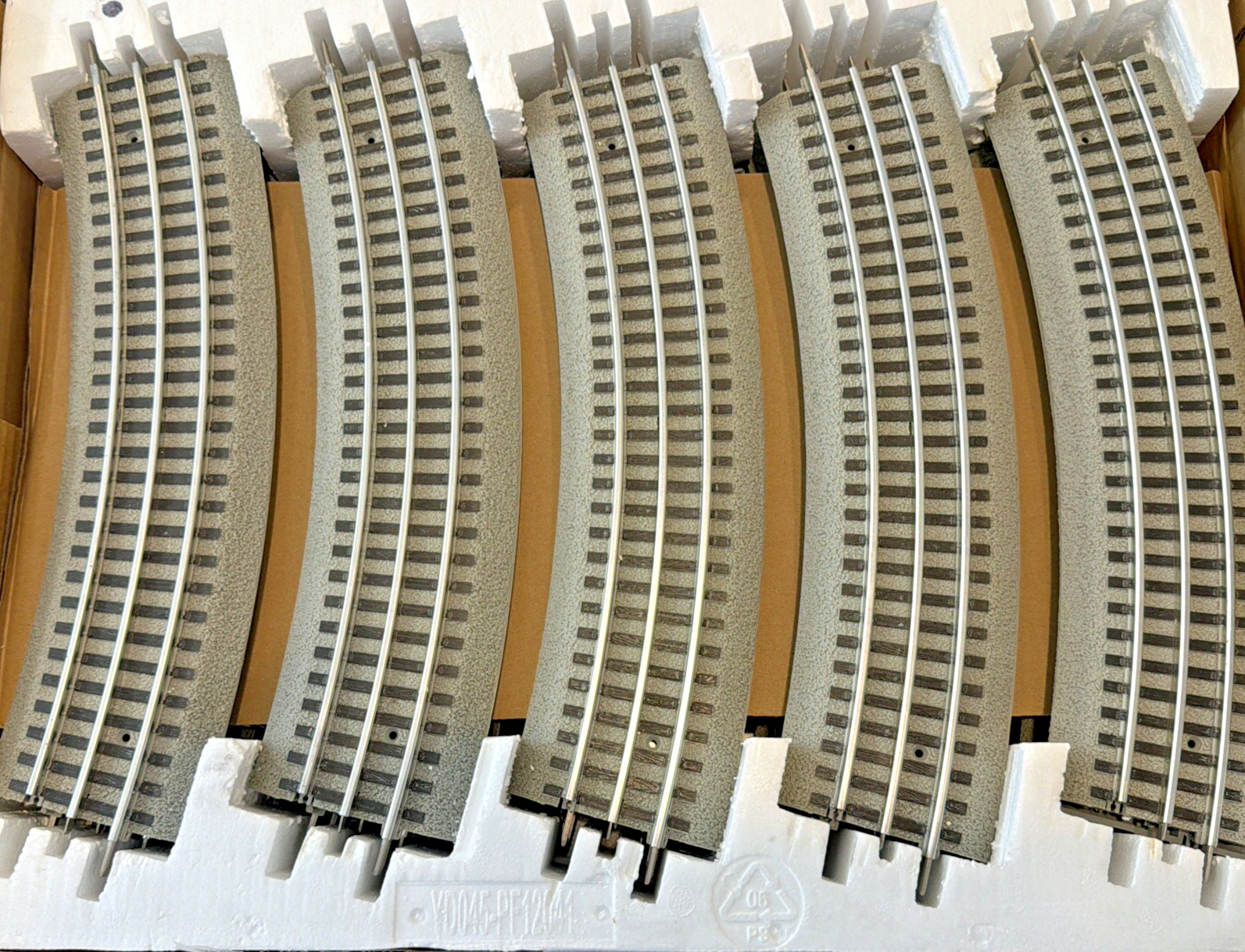 Lionel Fastrack 6-12043 (12 Pieces) O-48 Curve Track Full Circle O Gauge New 048 Lionel Fastrack 6-12043 (12 Pieces) O-48 Curve Track Full Circle O Gauge New 048