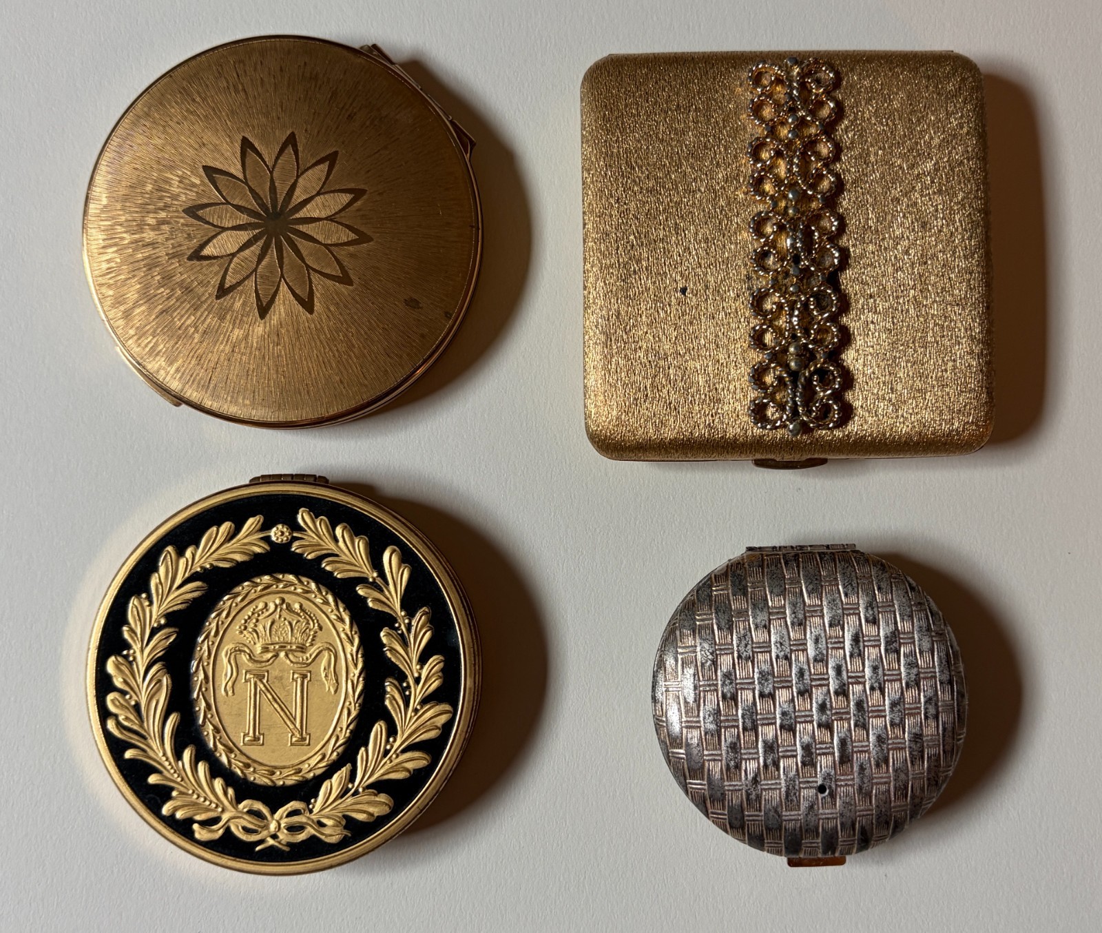 Lot of 4 - VINTAGE MAKEUP COMPACTS - Avon Stratton Elizabeth Arden - 1950s/60s Lot of 4 - VINTAGE MAKEUP COMPACTS - Avon Stratton Elizabeth Arden - 1950s/60s
