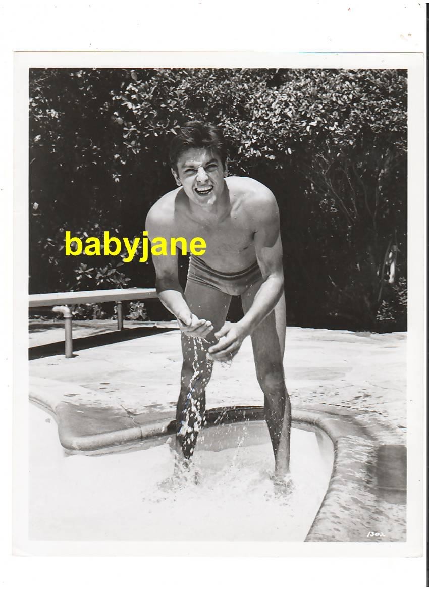 ALAIN DELON ORIGINAL 8X10 PHOTO IN BATHING SUIT BY POOL 1964 ONCE A THIEF