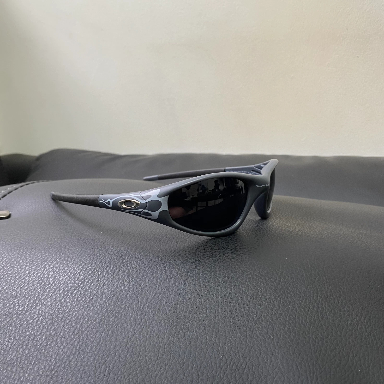 Vintage 90S Oakley Straight Jacket 99 Muzm Sunglasses Black Lenses Grey Frames Vintage 90S Oakley Straight Jacket 99 Muzm Sunglasses Black Lenses Grey Frames