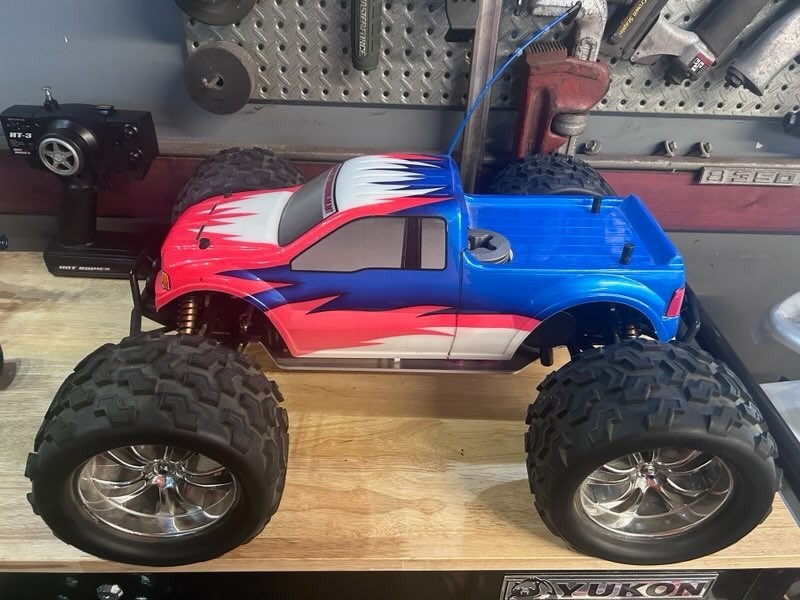 VINTAGE EXCELENT COLLECTORS CONDITION HOT BODIES LIGHTNING 1/8 NITRO TRUCK