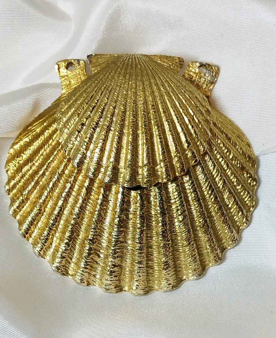 Vintage 1971 Estée Lauder A Zuree Solid Perfume Compact Seashell Pendant AS IS Vintage 1971 Estée Lauder A Zuree Solid Perfume Compact Seashell Pendant AS IS