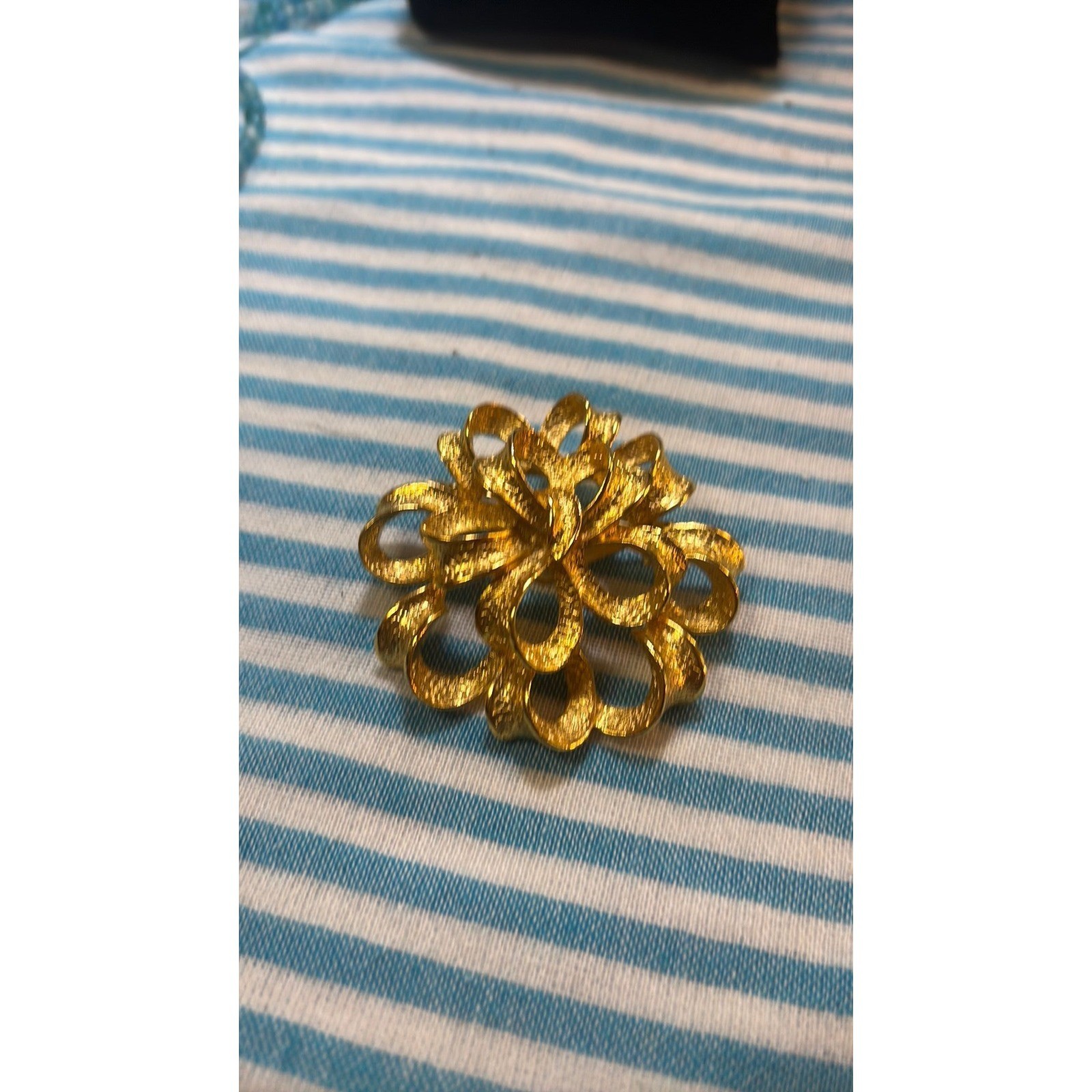 #37. Vintage Unsigned Gold-Tone Textured Ribbon Flower Brooch #37. Vintage Unsigned Gold-Tone Textured Ribbon Flower Brooch