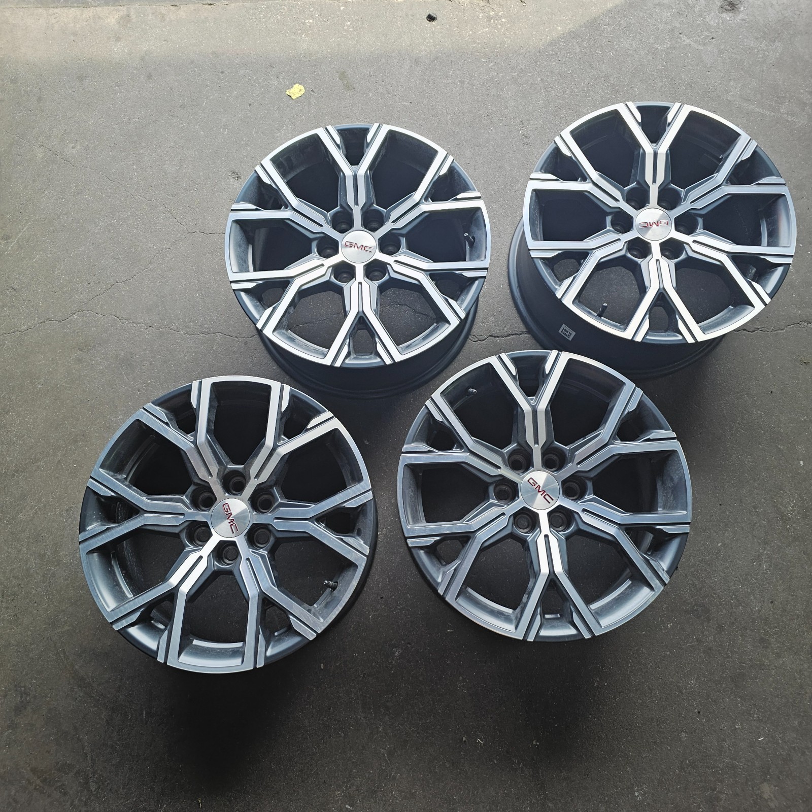 SET (4) 2024-2026 GMC Acadia Pull-Off Wheels w/Caps w/Valve stems 95994
