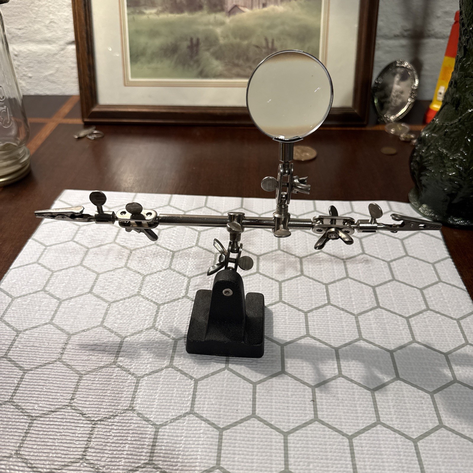 VINTAGE HELPING THIRD HAND WITH MAGNIFYING GLASS SOLDERING + BENCH TOOL VINTAGE HELPING THIRD HAND WITH MAGNIFYING GLASS SOLDERING + BENCH TOOL