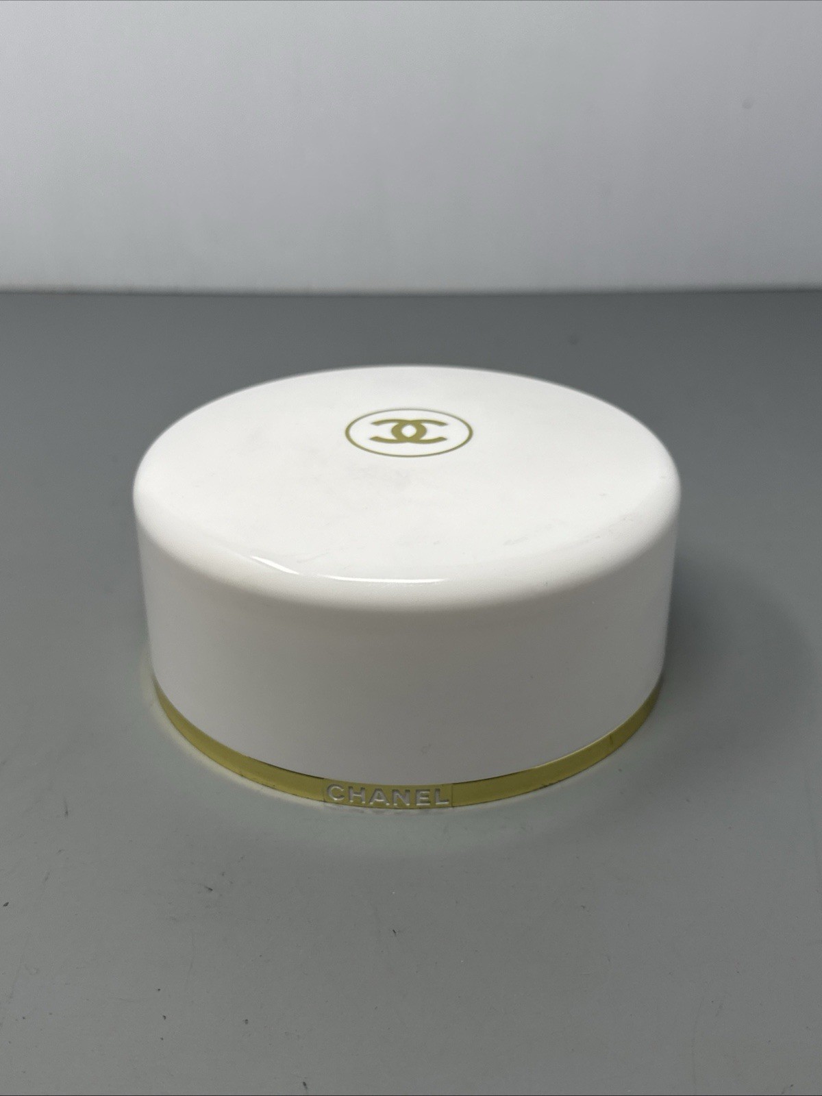CHANEL No. 5 Vintage Bath Powder 8 oz White Container with Powder NEW - NO BOX CHANEL No. 5 Vintage Bath Powder 8 oz White Container with Powder NEW - NO BOX