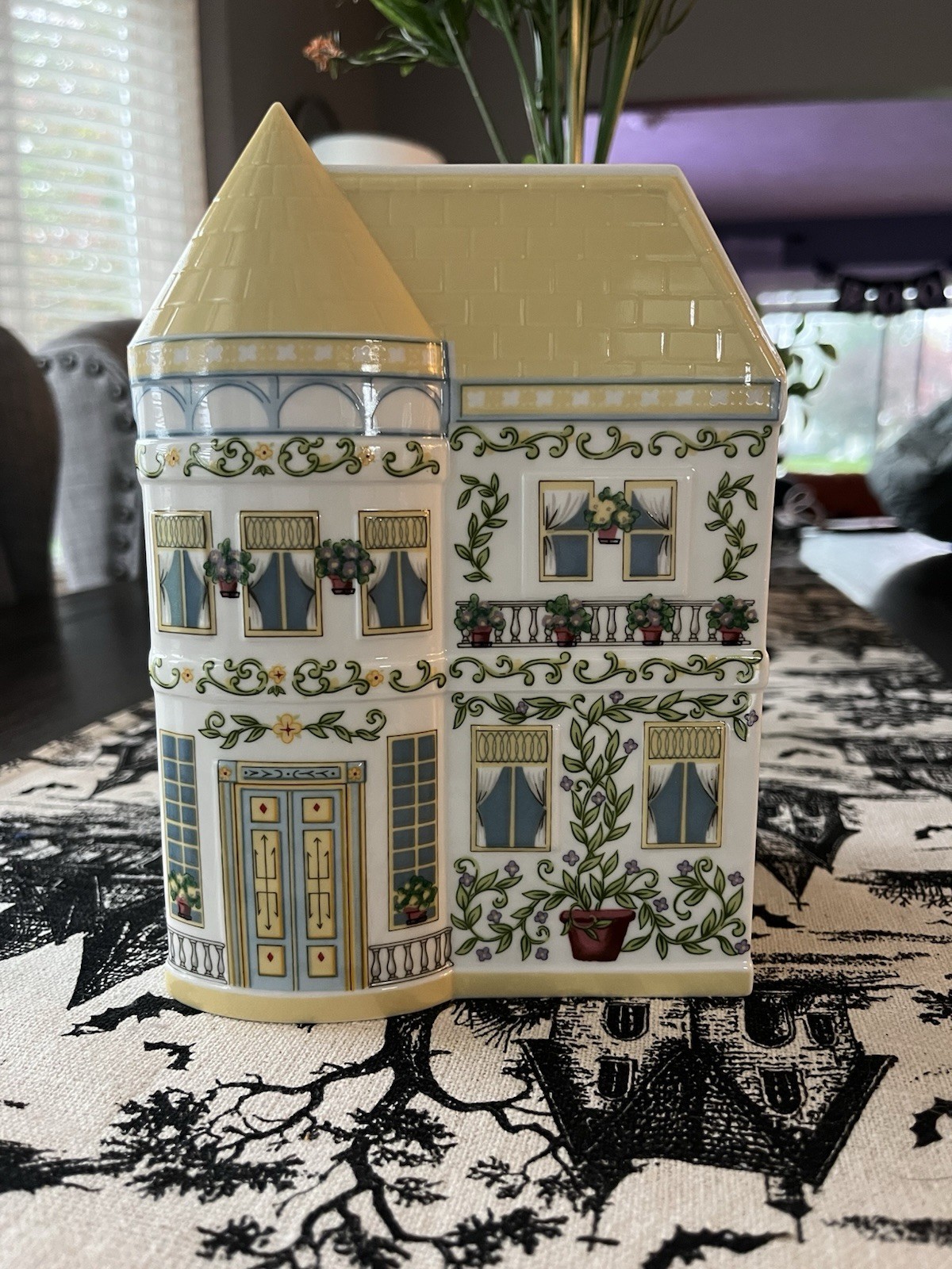 The Lenox Village Planter - Original- 1996 Cheery Yellow đź’› The Lenox Village Planter - Original- 1996 Cheery Yellow đź’›