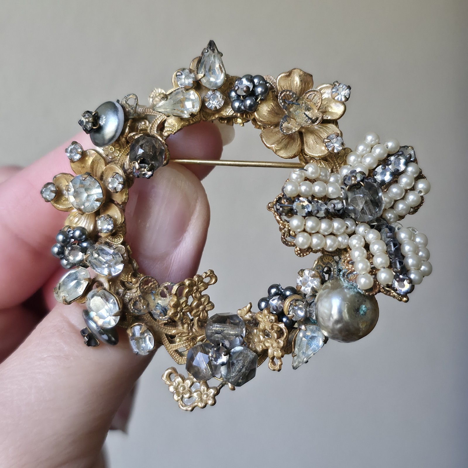 Vintage Original By Robert Brooch Gray Smokey Stones Gold Tone READ Vintage Original By Robert Brooch Gray Smokey Stones Gold Tone READ