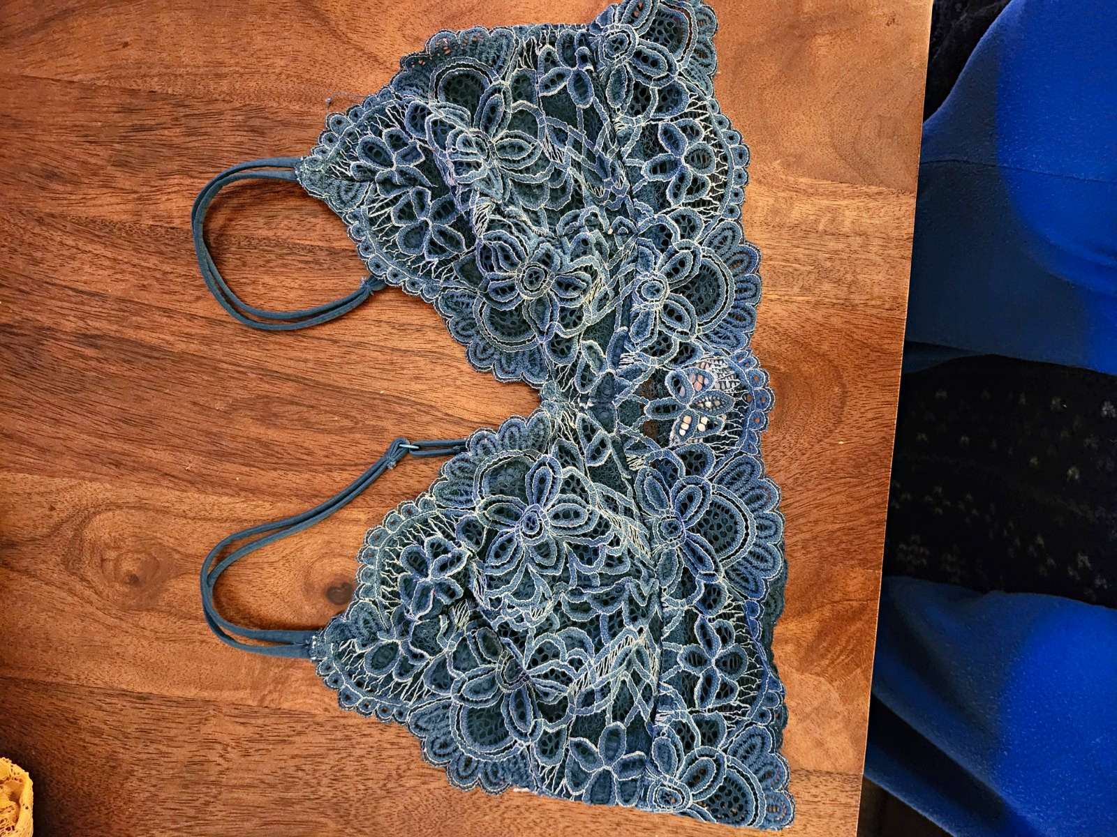 Colsie Women’s Floral Lace Wireless Bralette, Turquoise, Adjustable Straps L Colsie Women’s Floral Lace Wireless Bralette, Turquoise, Adjustable Straps L