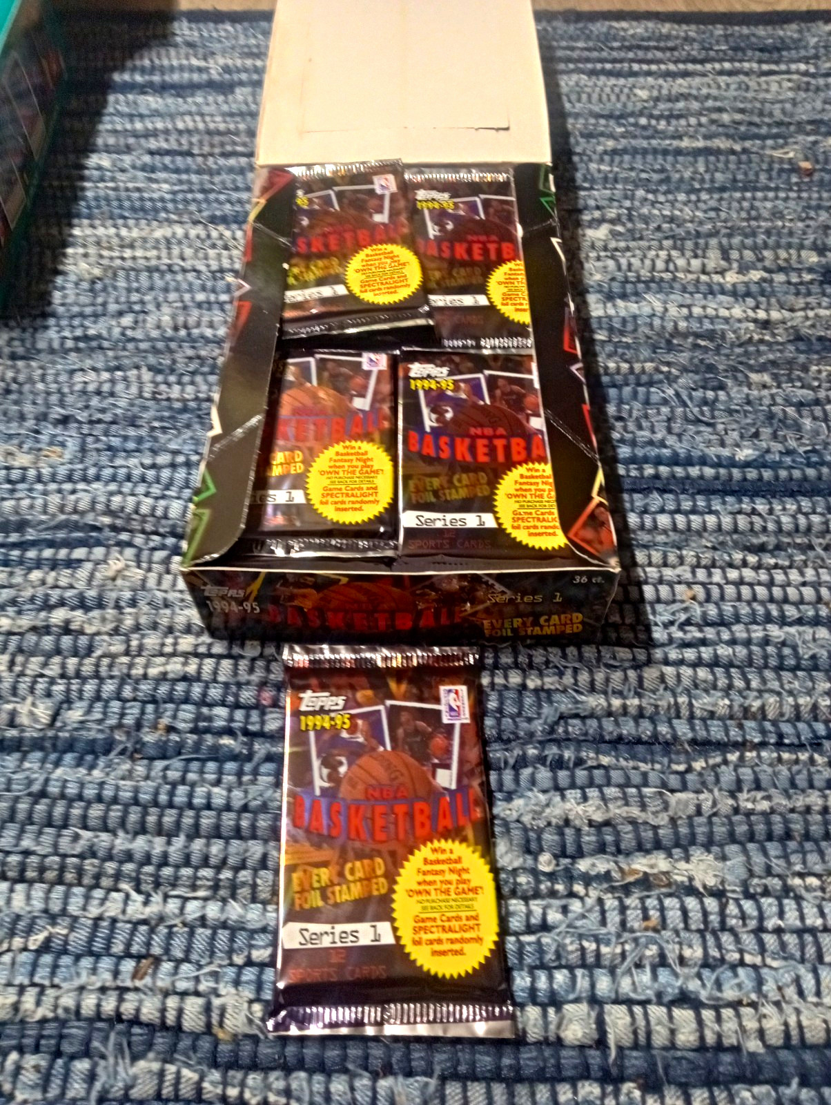 Topps 1994-95 NBA Basketball Series 1 Sealed Single Pack (1) Topps 1994-95 NBA Basketball Series 1 Sealed Single Pack (1)