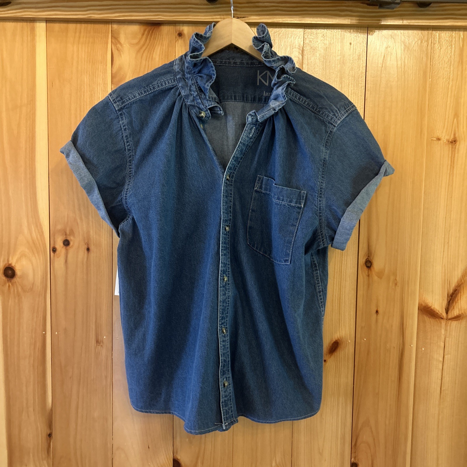 New KMJ Kate McHale Jensen Women’s Denim Ruffle Collar Button Down Shirt Large New KMJ Kate McHale Jensen Women’s Denim Ruffle Collar Button Down Shirt Large