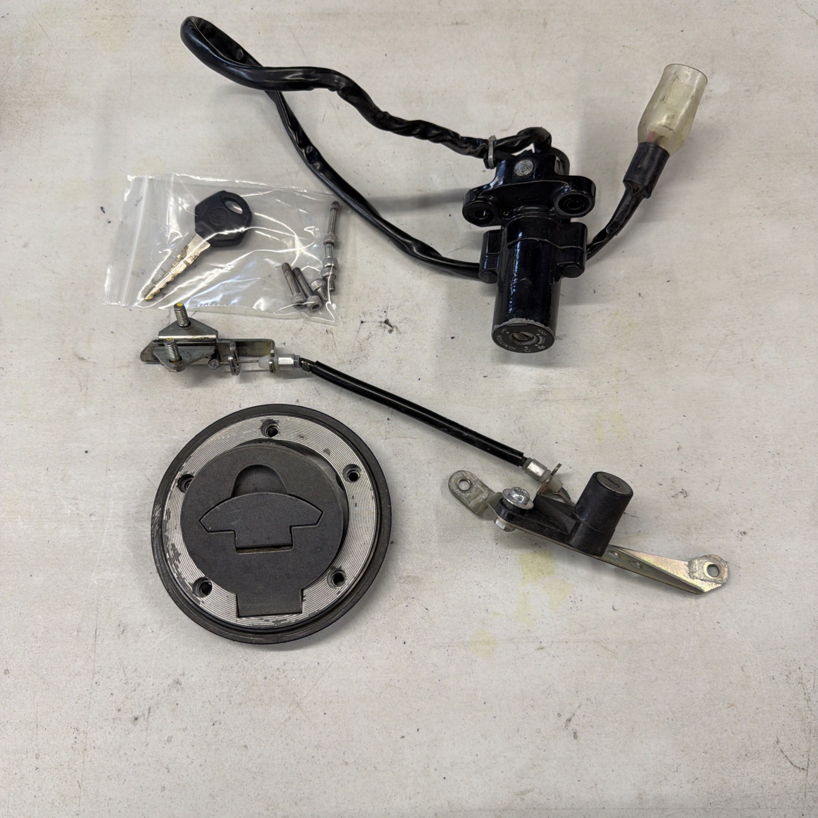15-18 Yamaha YZF R3 300 Oem Lock Set Ignition Gas Cap Trunk Key 15-18 Yamaha YZF R3 300 Oem Lock Set Ignition Gas Cap Trunk Key