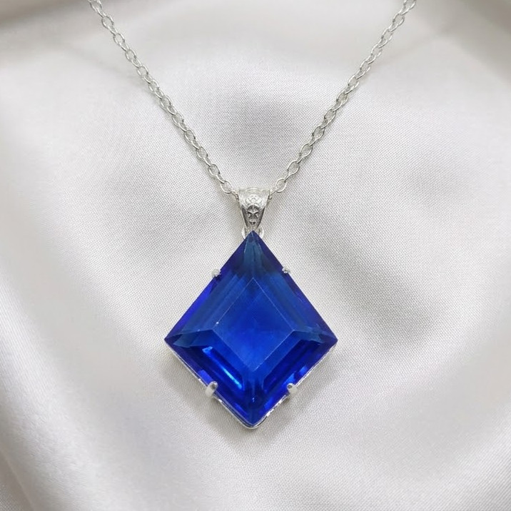100-110Ct Blue Sapphire Pendant, Elegant Kite Shape Gemstone Jewellery