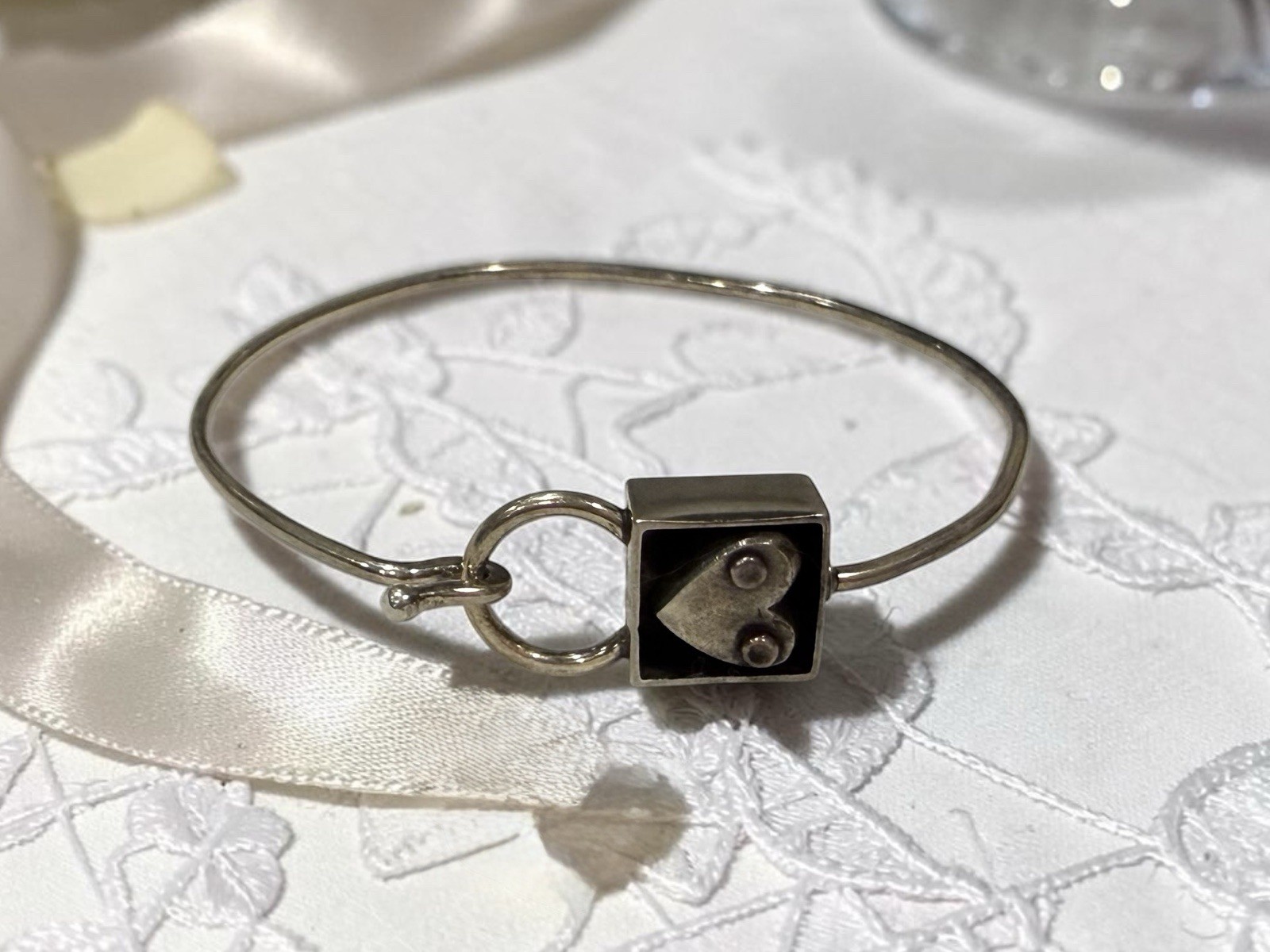 THOMAS MANN Signed Sterling Silver Heart in a Box Wire Bracelet THOMAS MANN Signed Sterling Silver Heart in a Box Wire Bracelet