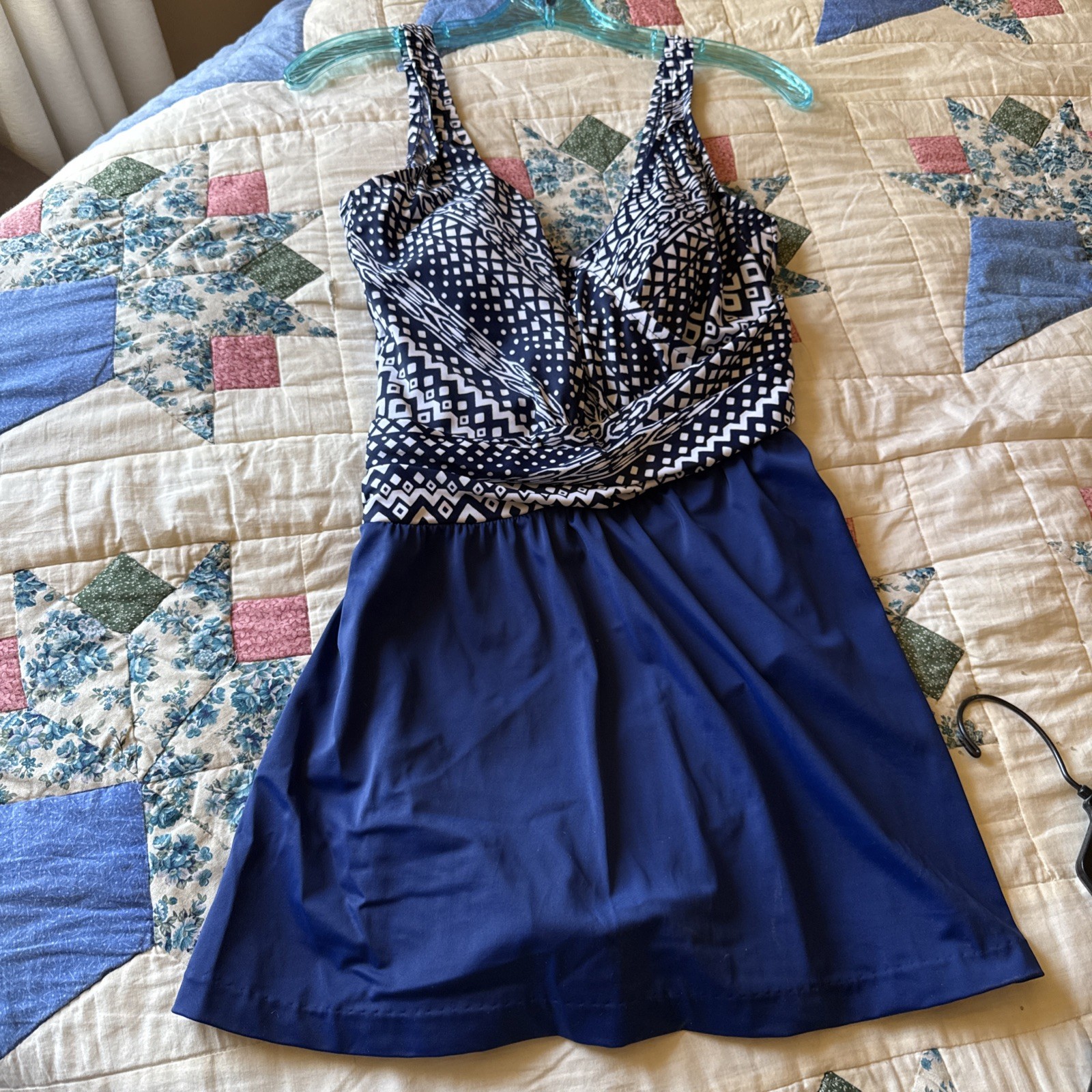 Maxine Of Hollywood Woman’s One Piece Swim Dress Size 14 Blue White Swimwear EUC Maxine Of Hollywood Woman’s One Piece Swim Dress Size 14 Blue White Swimwear EUC