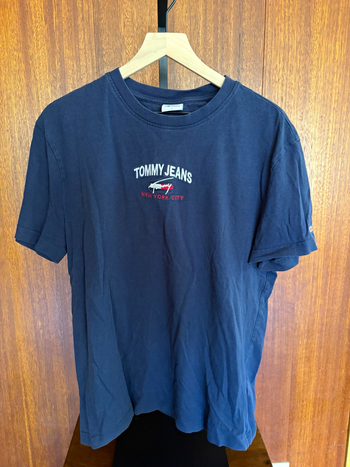 Tommy Jeans Men\'s Navy Embroidered Logo Crew Neck Short Sleeve L T-Shirt Tommy Jeans Men\'s Navy Embroidered Logo Crew Neck Short Sleeve L T-Shirt