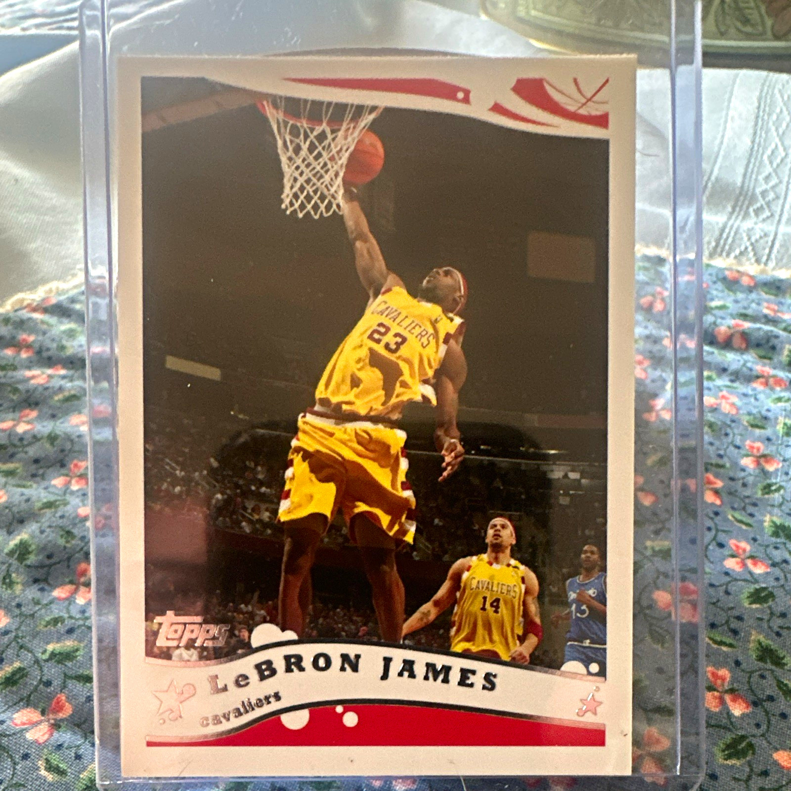 Topps 2005-06 Topps LeBron James #200 Cleveland Cavaliers Base Set Topps 2005-06 Topps LeBron James #200 Cleveland Cavaliers Base Set