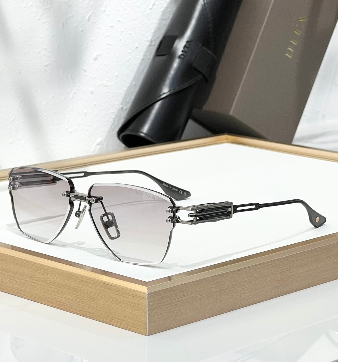 DITA sunglasses HYPERLUX-2000 SIZE: 58mm x 13-137mm DITA sunglasses HYPERLUX-2000 SIZE: 58mm x 13-137mm