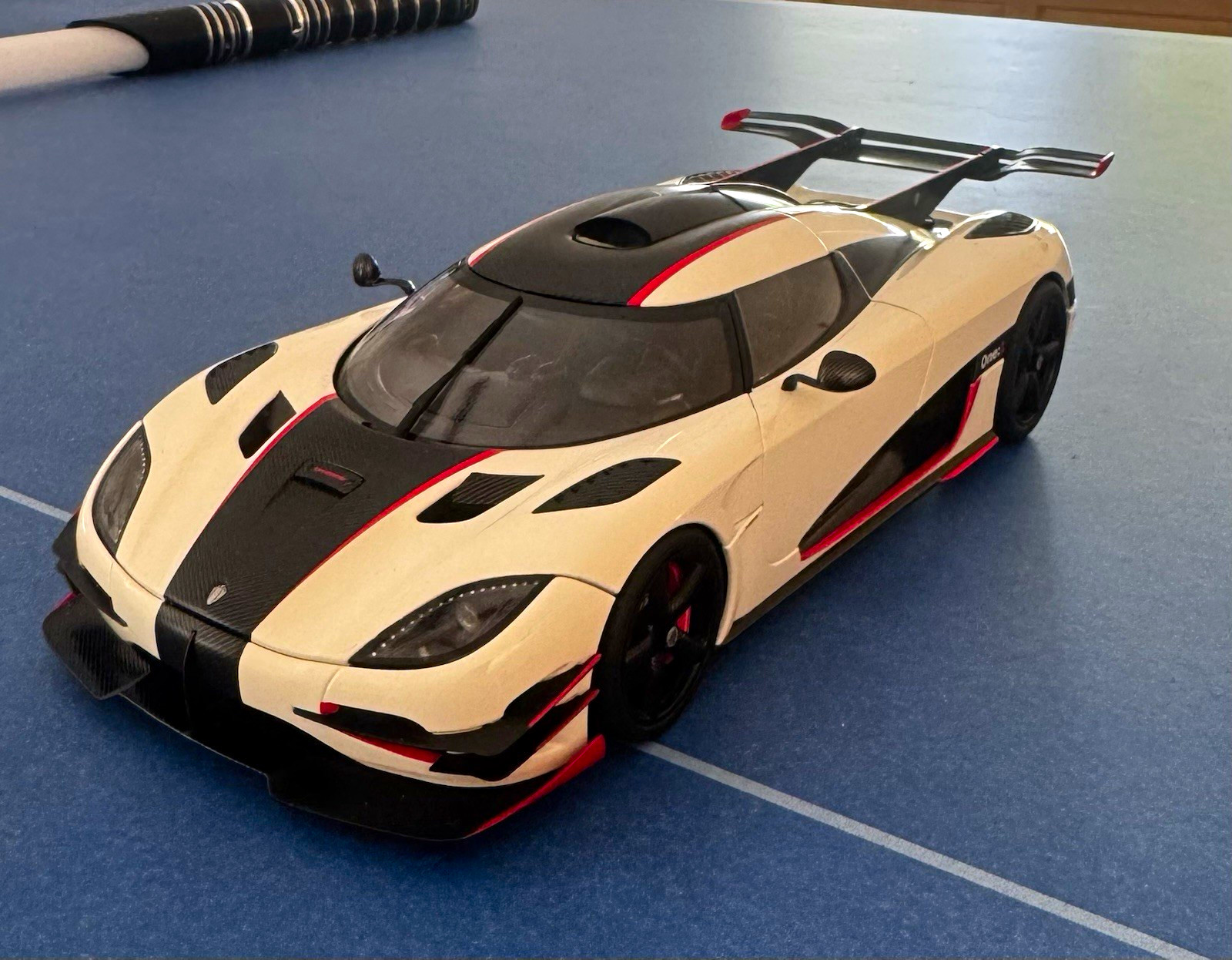 AUTOart 1/18 Koenigsegg One:1 White/Black/Red Diecast Model Car Opening AUTOart 1/18 Koenigsegg One:1 White/Black/Red Diecast Model Car Opening