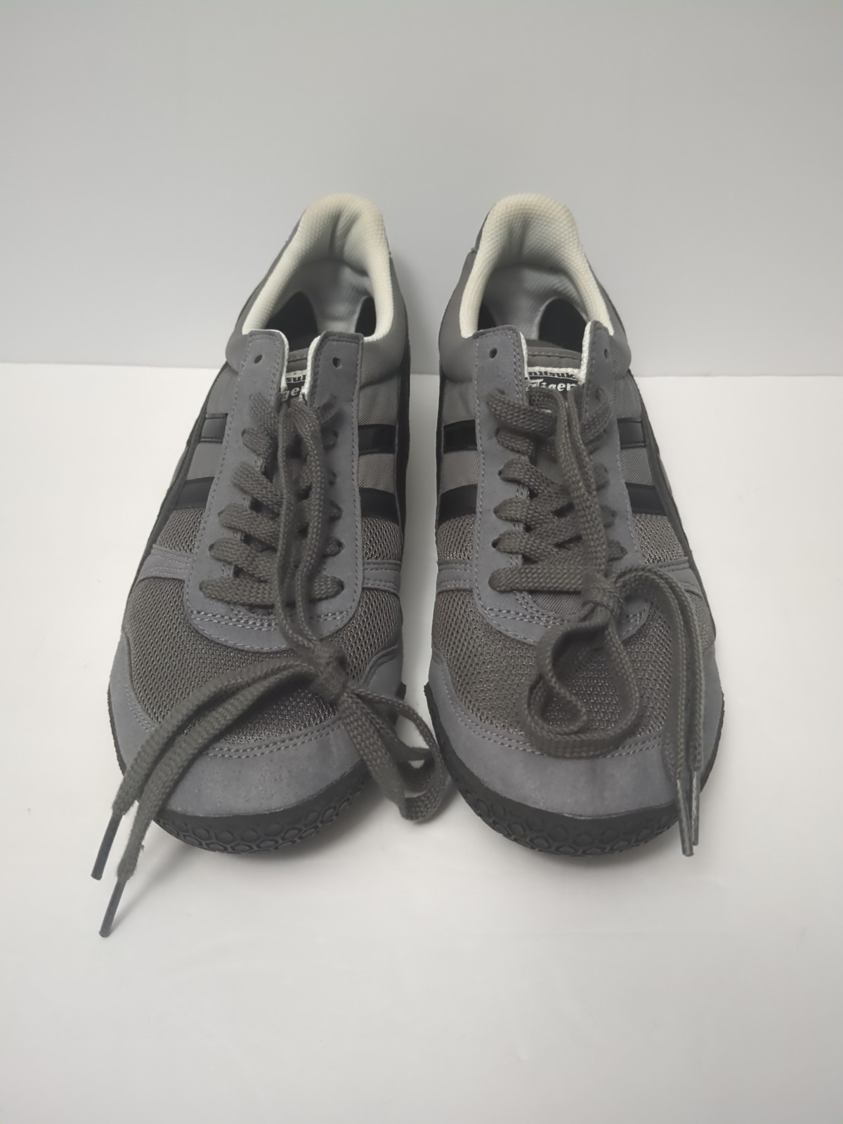 Men\'s US Size 10.5 Onitsuka Tiger Gray Sneakers Ultimate 81 HN201 Narrow Fit 